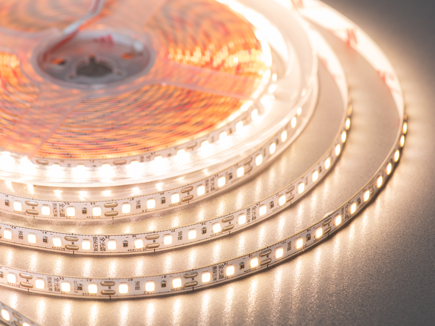 LED стрічка 12В, 120 діодів на метр, 8 мм, теплий. Вона випромінює світло кольору вранішнього сонця, створюючи атмосферу затишку, гармонії та домашнього тепла.