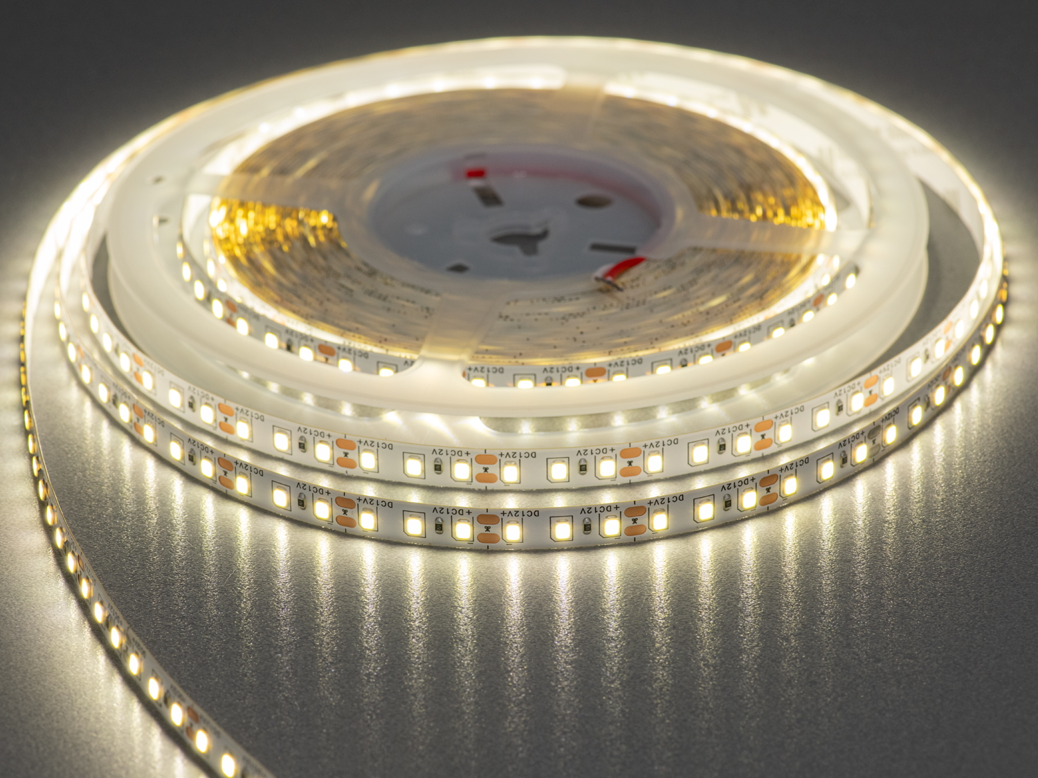 LED стрічка 12В, 120 діодів на метр, 8мм, нейтральний. Її мяке, комфортне світіння ідеально підходить для повсякденного освітлення без зайвої яскравості або жовтизни. 