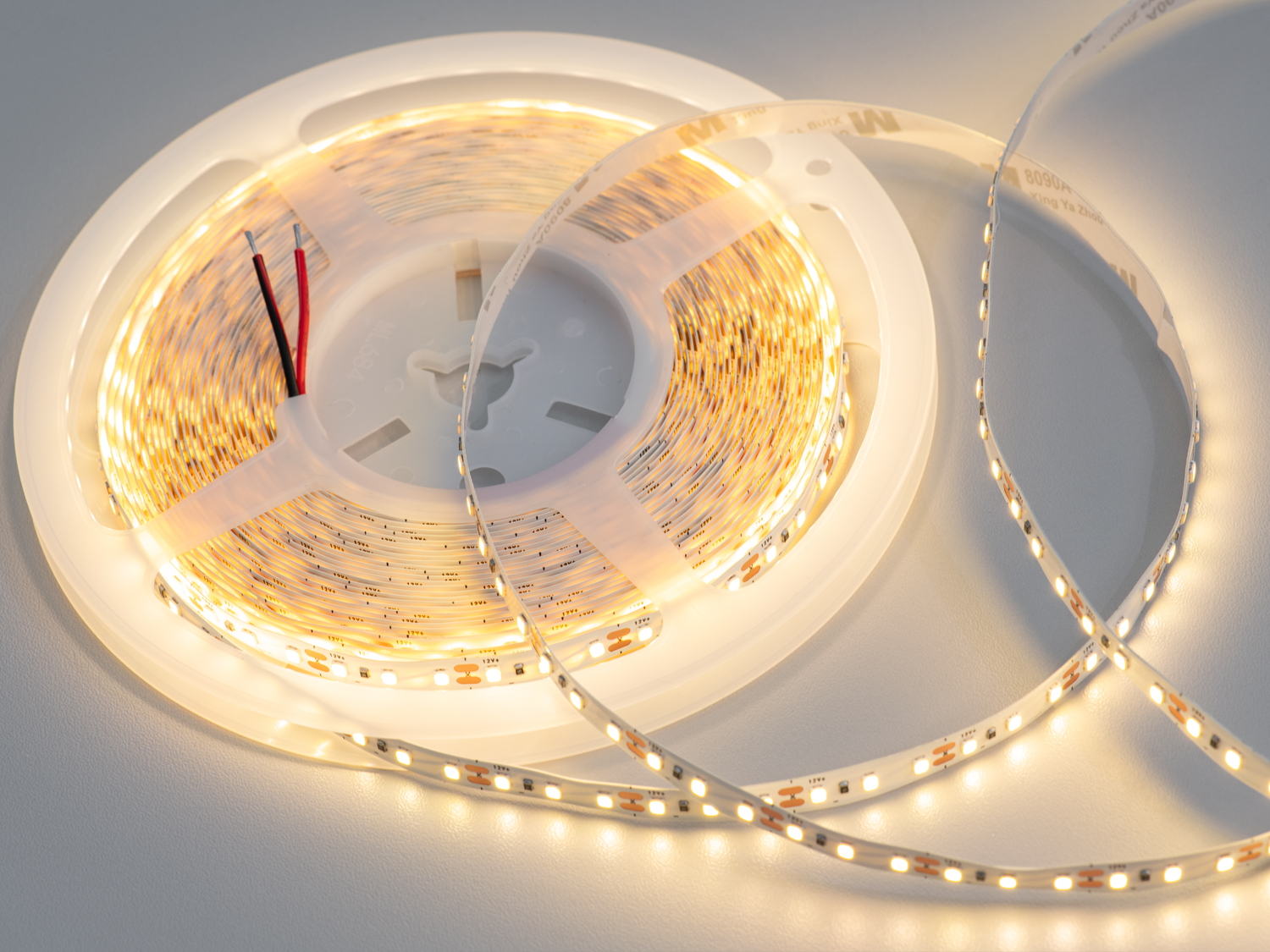 Світлодіодна стрічка 12В SMD2835, 120 LED/м, 8 мм, тепле 3000K. Близько 7 Вт/м і ≈700 лм/м, CRI ≥80. Підходить для підсвітки кухні, меблів і ніш; димерується PWM.