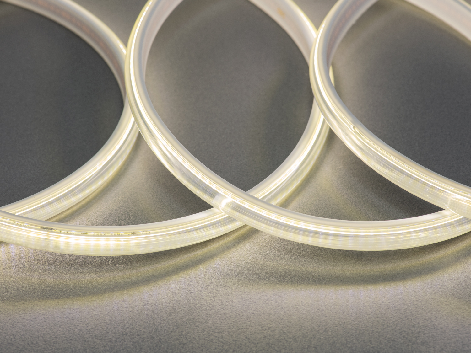 Світлодіодна стрічка 220в, 288 шт/м, герметична, 10мм, нейтральний. Це універсальне світлове рішення, яке поєднує енергоефективність, м’яку нейтральну температуру світіння й герметичність