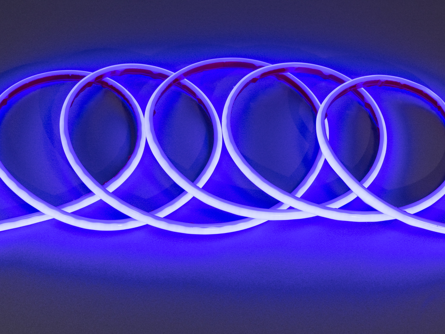 Світлодіодна стрічка 220в, 320 шт/м, герметична, 10мм, блакитний. Яскраве блакитне світло COB led стрічки створює ефект чистоти, прохолоди та глибини.