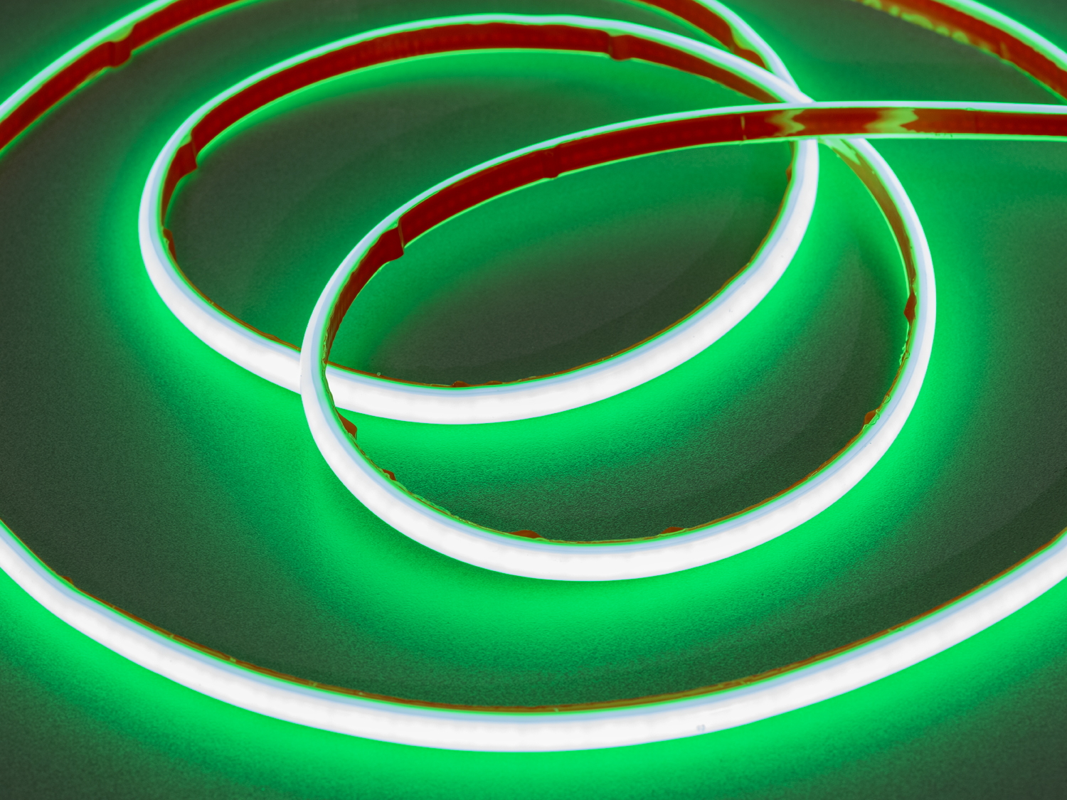 Світлодіодна стрічка 220в, 320 шт/м, герметична, 10мм, зелений. Це сучасний приклад поєднання інноваційної світлодіодної технології з енергоефективністю та стійкістю до зовнішнього середовища.