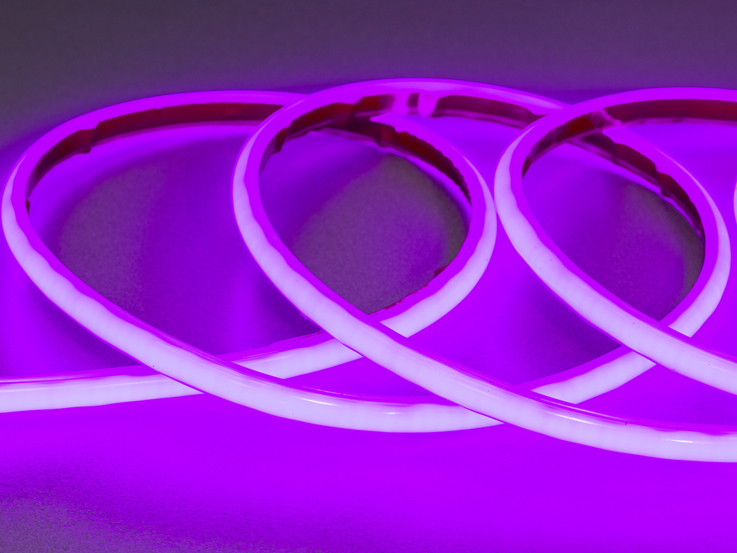 Світлодіодна стрічка 220в, 320 шт/м, герметична, 10мм, рожевий. Придбайте led стрічку, для створення яскравого, неординарного і водночас естетично витонченого освітлення з приємним рожевим відтінком.