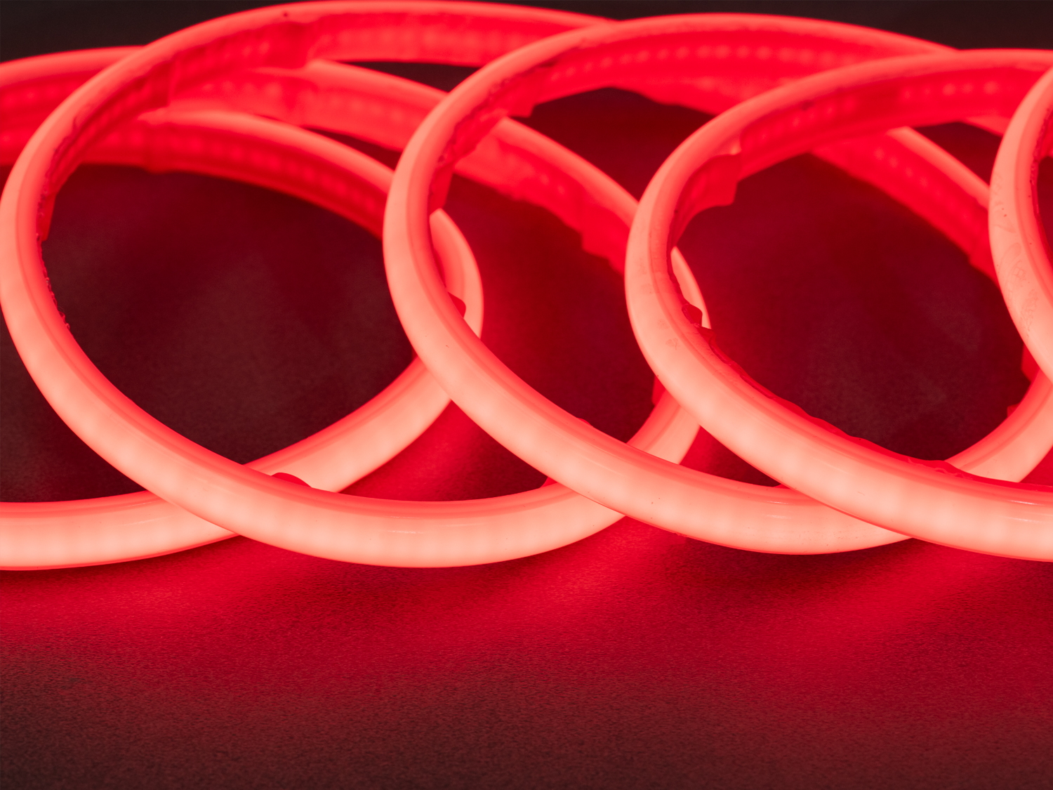 Світлодіодна стрічка 220В, 320 шт/м, герметична, 10мм, червоний. Це потужне поєднання яскравого червоного світла, суцільного світлового потоку та надійної захищеності.