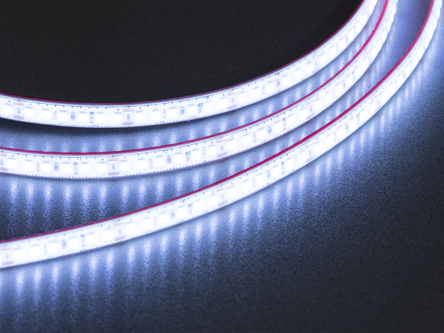 LED стрічка 24в, 180 шт/м, герметична, 8мм, холодний. Придбайте надійне холодне світло з повним захистом для зовнішнього і внутрішнього використання.