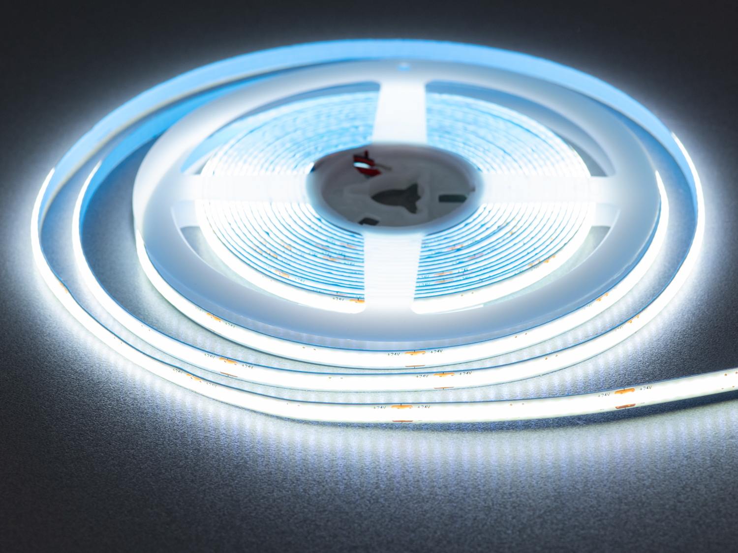 COB LED стрічка 24В, 320 діодів на метр, 5 мм, холодний. Вона випромінює потужне, рівномірне та яскраве світло, що перетворює простір на сучасну зону з бездоганною підсвіткою.