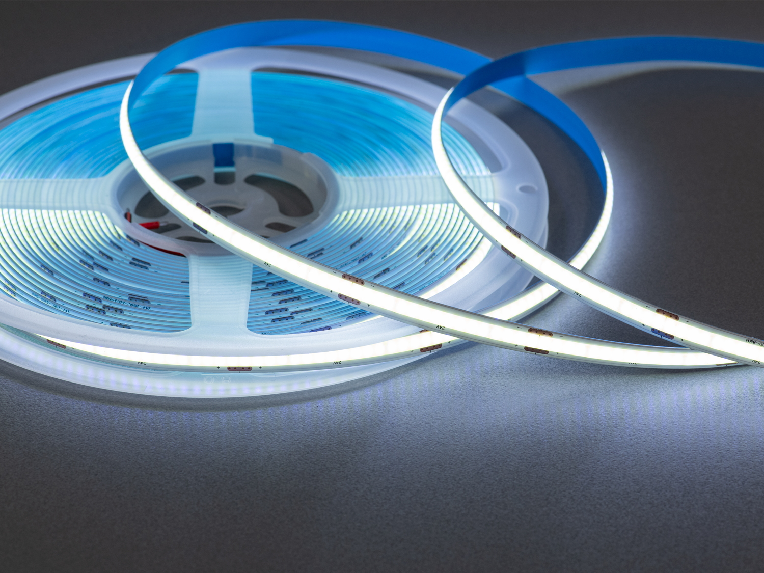 COB LED стрічка 12В, 320 діодів на метр, 8мм, холодний. Вибір тих, хто шукає сучасну лед стрічку з бездоганною світловою лінією, енергоефективністю, простим монтажем та ідеальною геометрією світла.