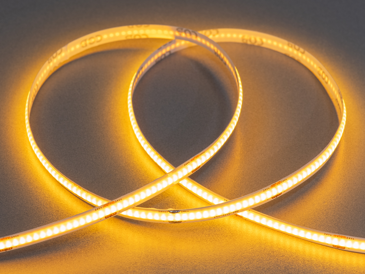 COB LED стрічка 24В, 320 діодів на метр, 8мм, жовтий. Перед вами не просто COB світлодіодна стрічка, а витончене світлове мистецтво, що заливає простір мяким золотистим сяйвом. 