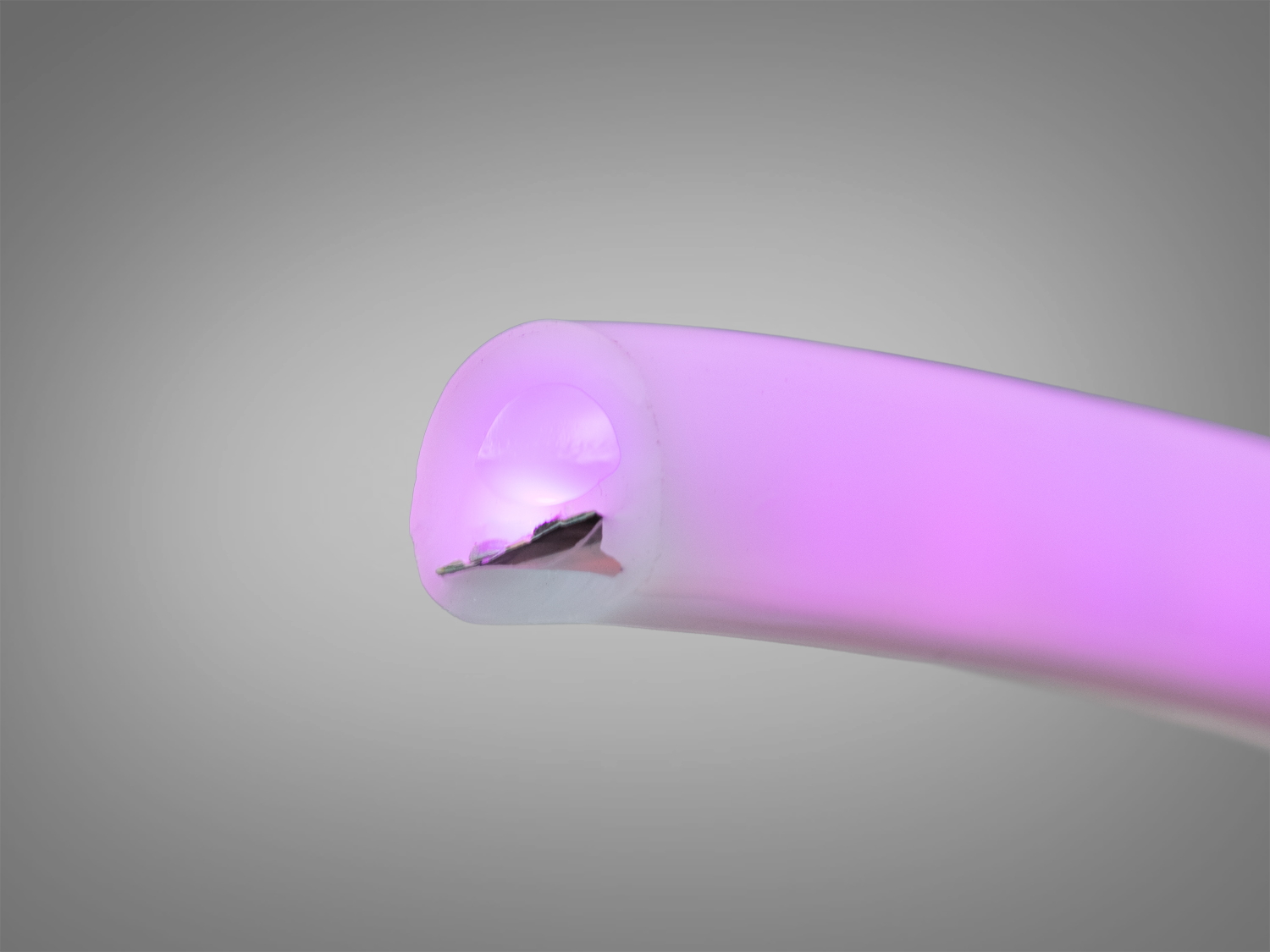 Круглий LED NEON 24В 11 мм IP67 з бузковим світлом. 8 Вт/м, ~800 лм/м, 180°, крок відрізу 50 мм — для контурів, вивісок і декору.