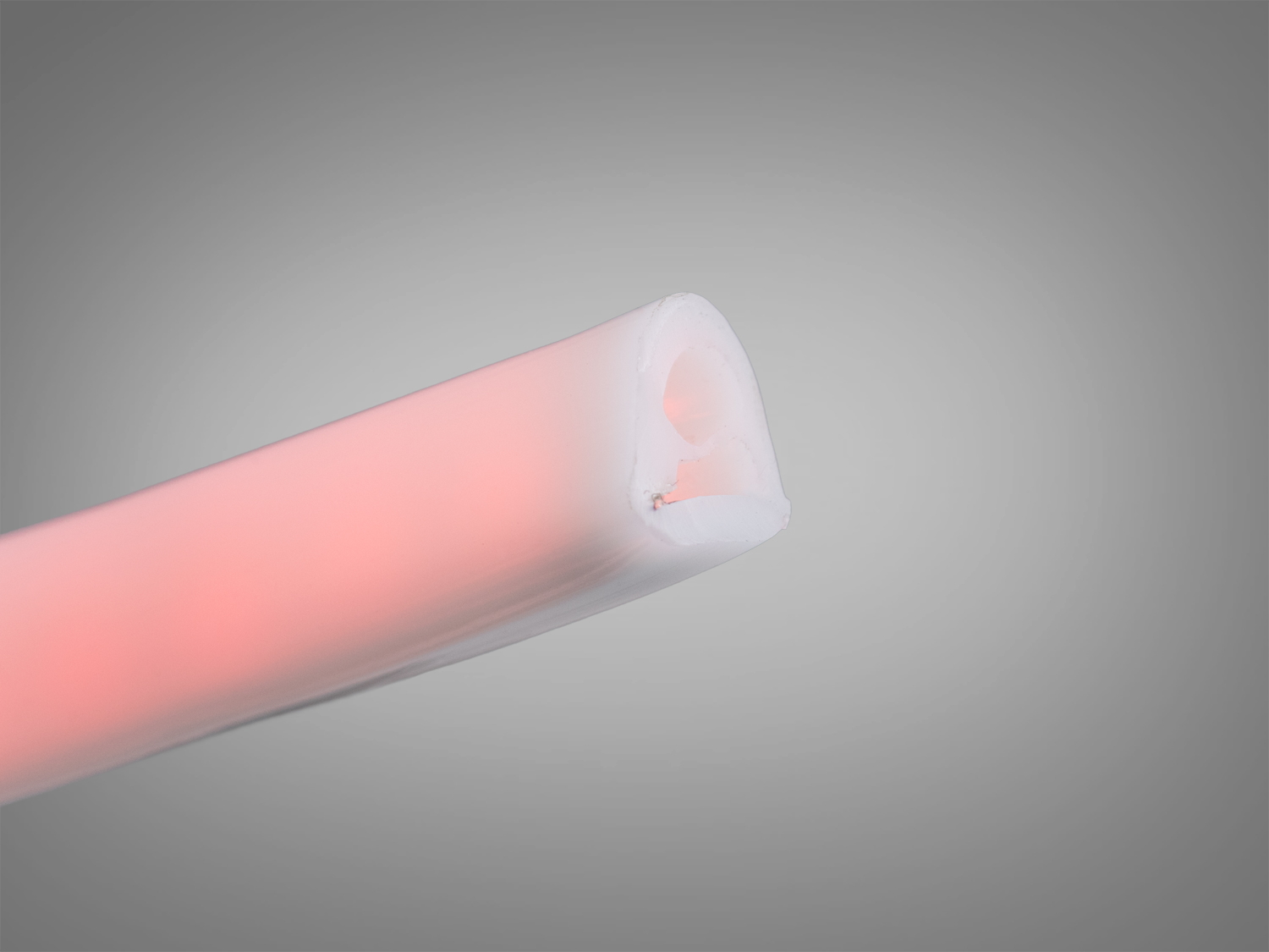 Круглий LED неон 24В, 11 мм, IP67. Червоне світло, 8 Вт/м, ~800 лм/м, 120 LED/м, кут 180°. Мінімальний радіус вигину 25 мм, крок різу 50 мм. Підходить для контуру та декору.