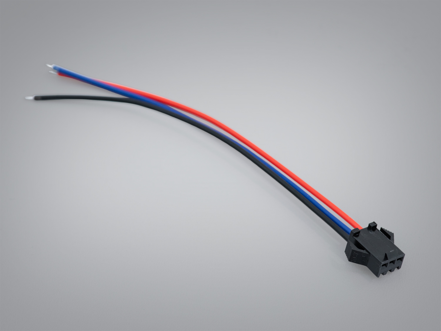 Чорний 3‑контактний роз’єм для підключення адресної SPI LED стрічки зі сторони DATA‑IN. Трикольоровий кабель допомагає швидко звірити полярність і напрямок даних.