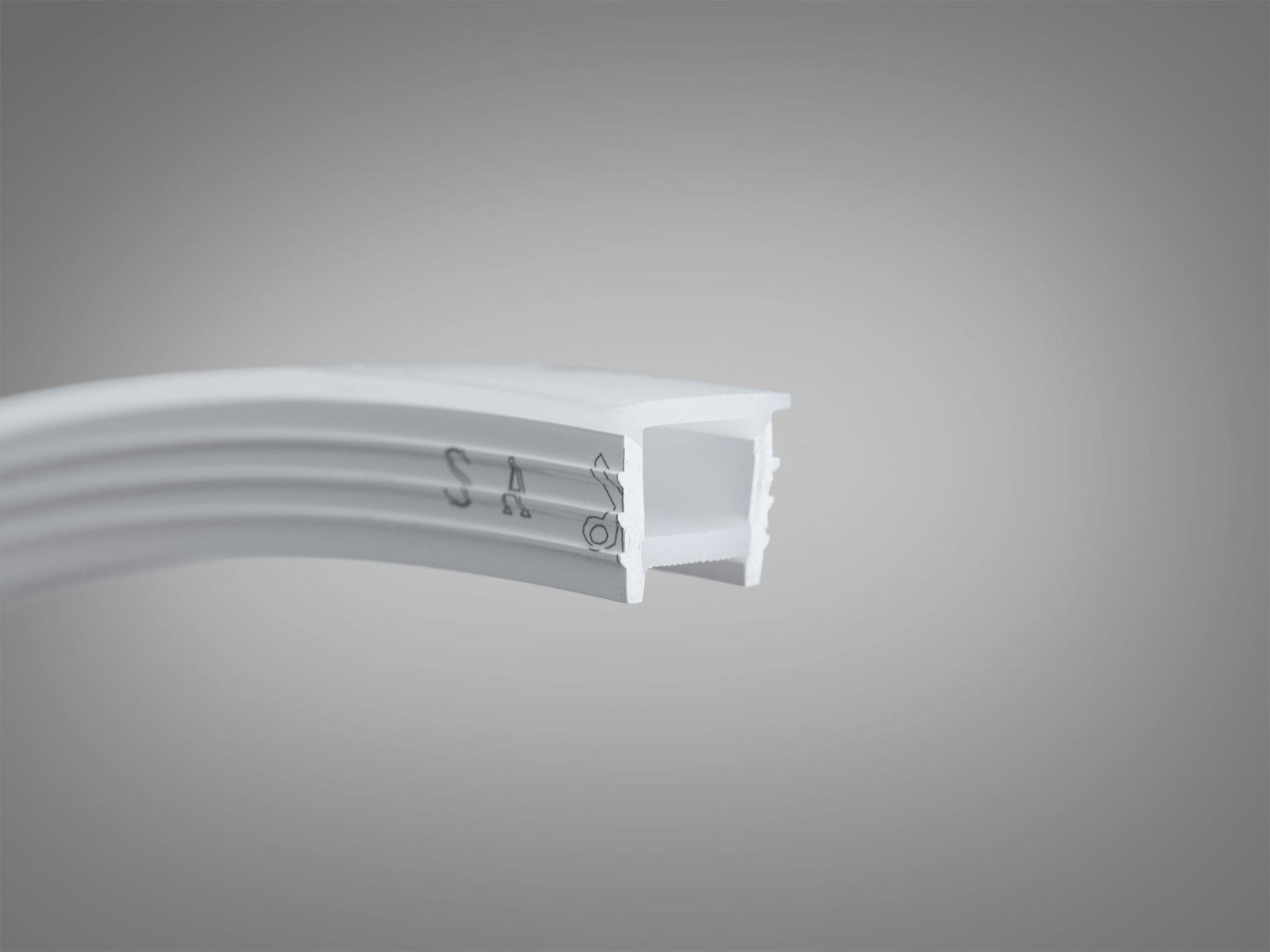 Гнучкий силіконовий врізний профіль для LED-стрічки до 9 мм з IP67. Дві камери з двома розсіювачами для рівномірного світла, білий колір, підходить для інтер’єру та вулиці.