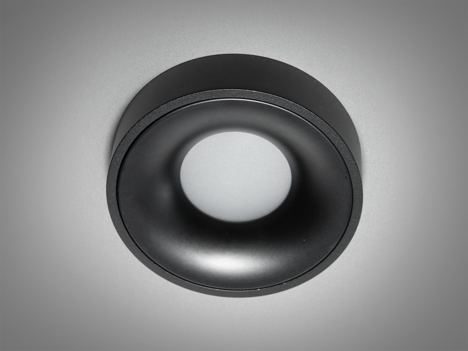 Граційний світильник врізний із сер�