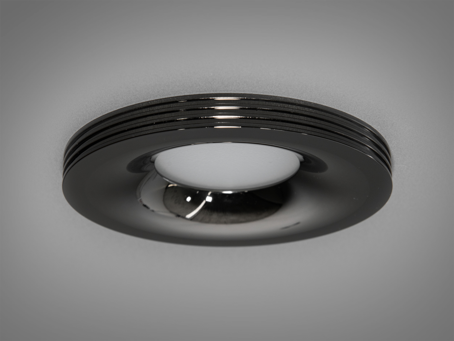 Алюмінієвий точковий врізний світильник в гіпсокартон, чорний хром. Світильник, який служить декоративним елементом, що вносить неповторний шарм та елегантність в будь-яке помешкання.