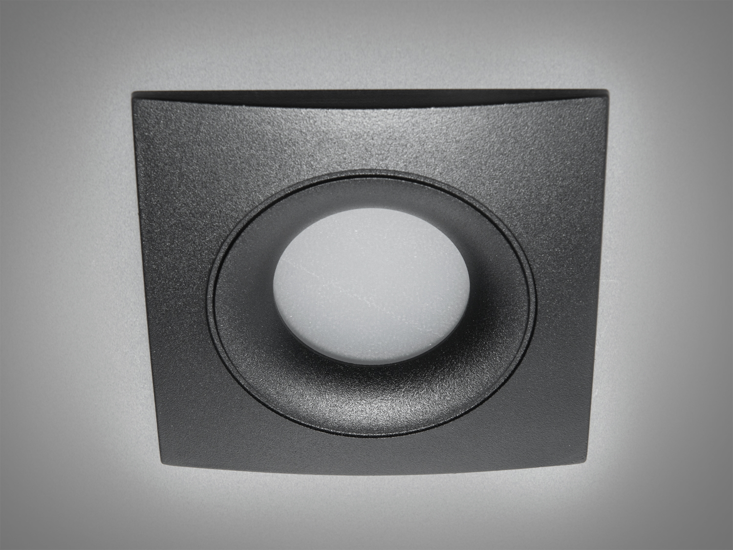 Точковий світильник з алюмінію. Купити точкові світильники оптом від українського виробника, робить його доступним вибором для масштабних проектів освітлення.