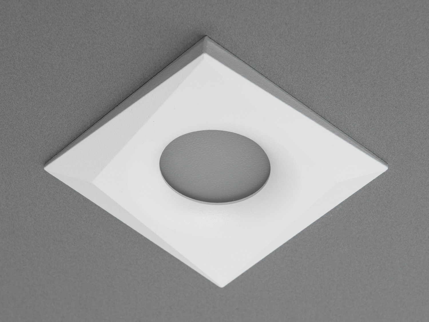 Якісний точковий врізний світильник сер�