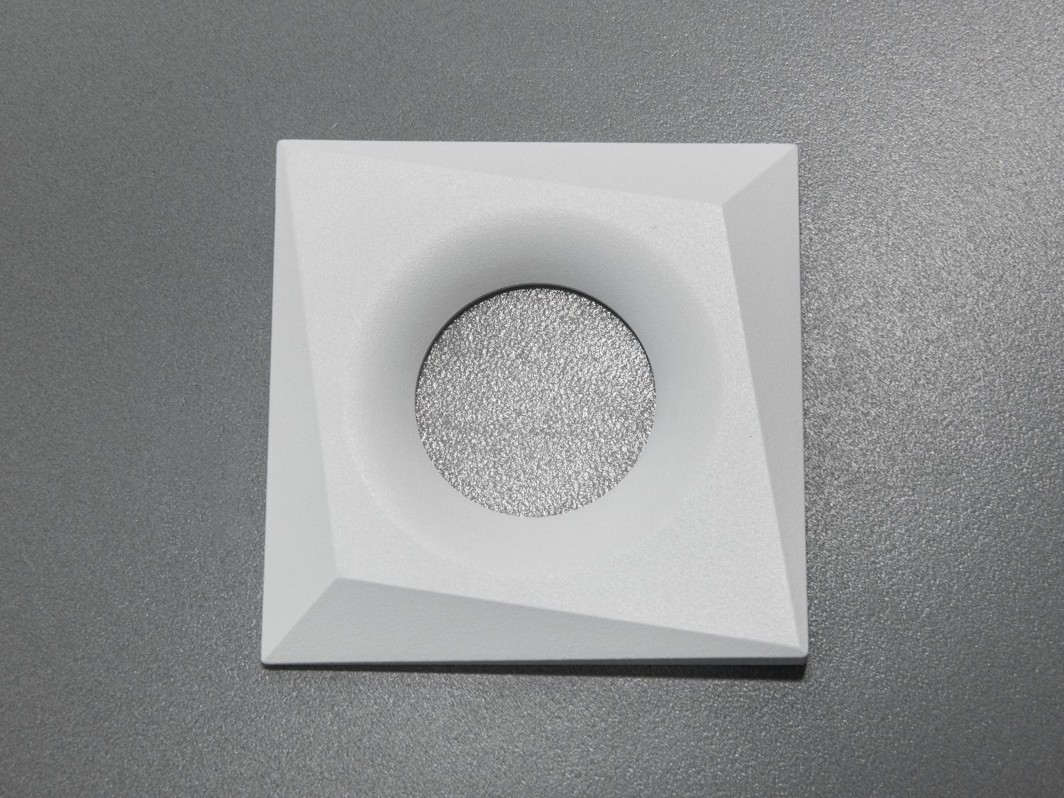 Якісний точковий врізний світильник серія 