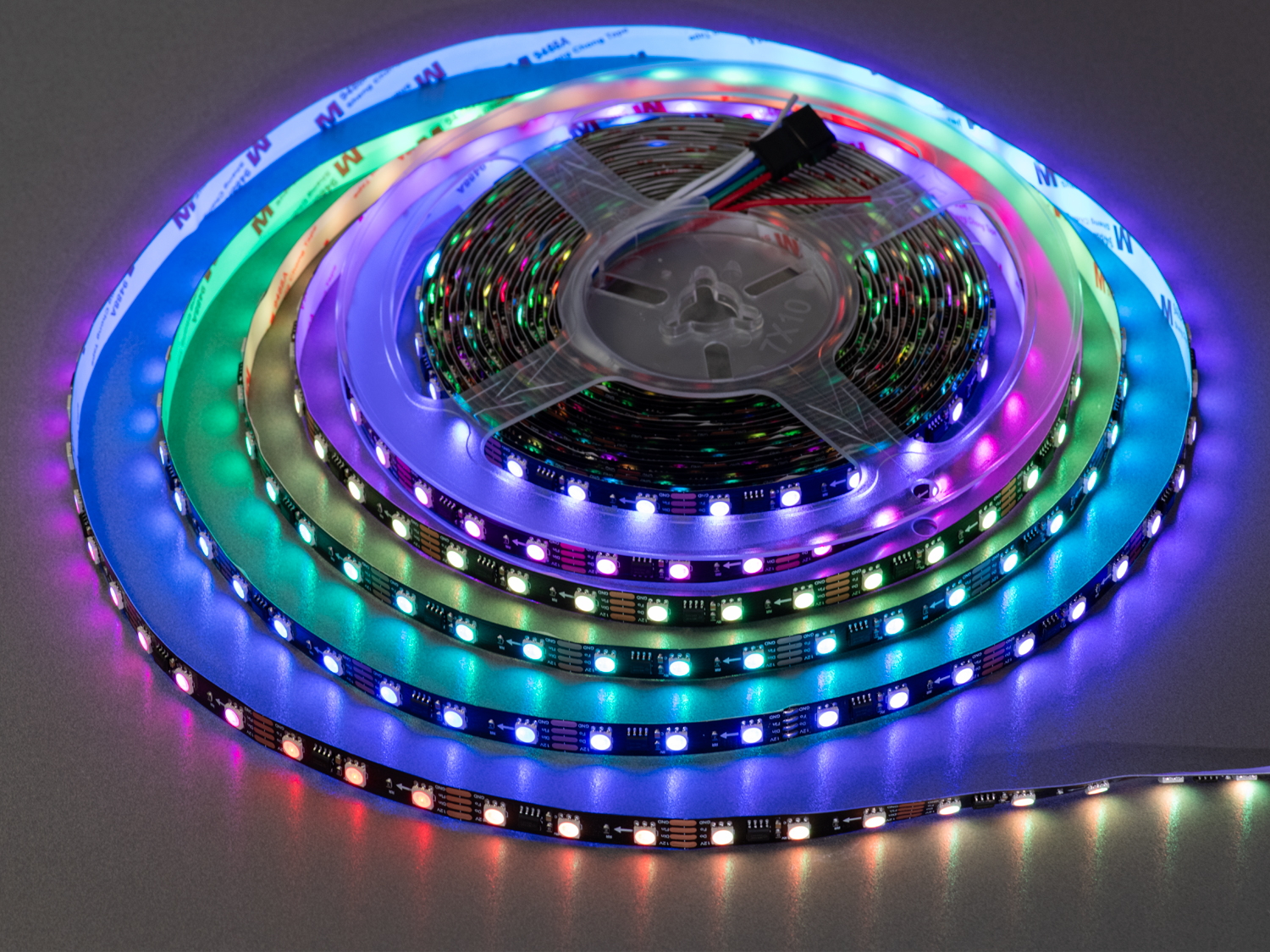 Адресна LED стрічка 12В, 60 діодів на метр, 10мм, RGBIC. Це справжній динамічний вибух кольору, який здатен втілити будь-яку фантазію освітлення у реальність. 