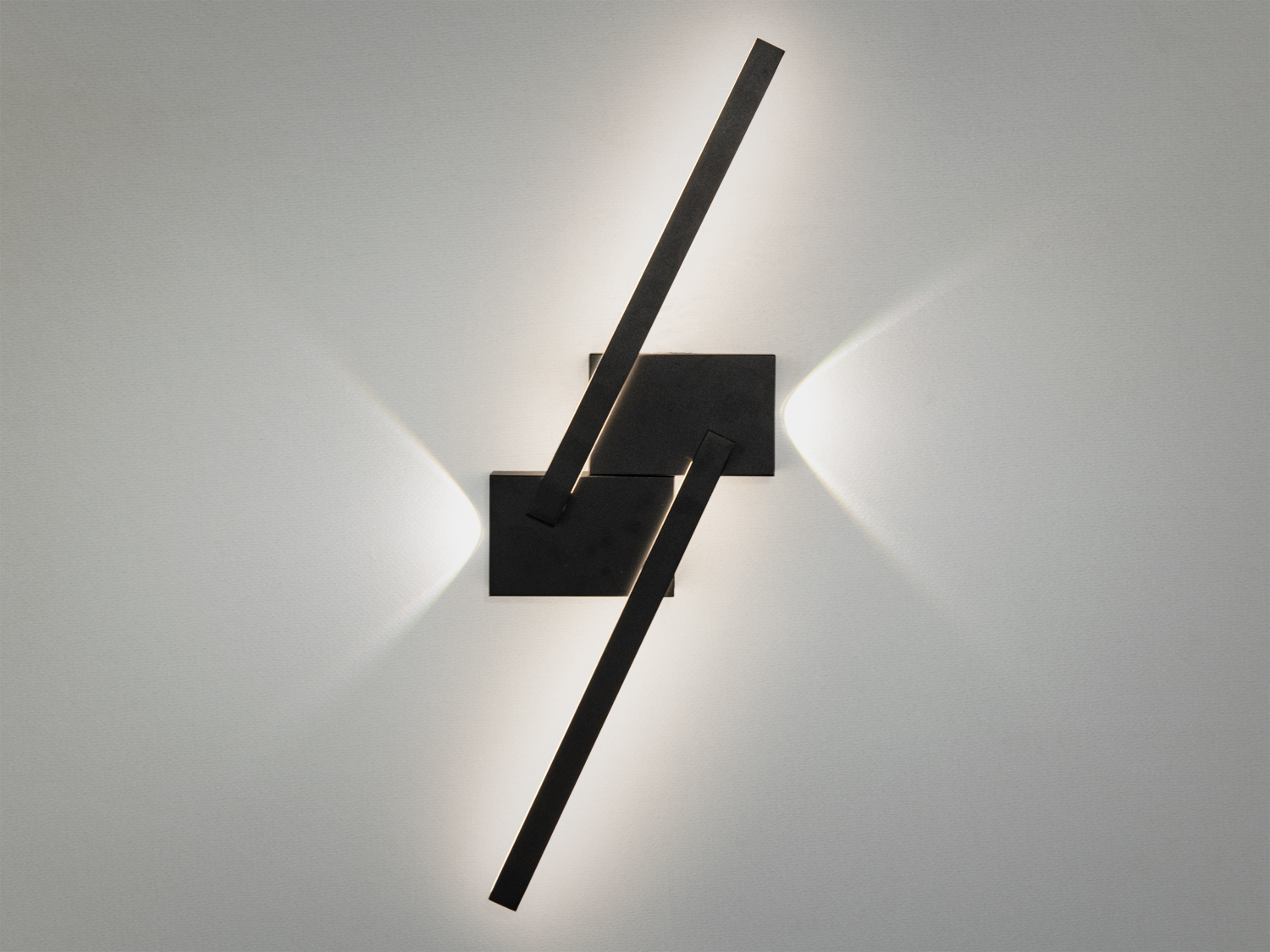 Настінне бра Line в чорному кольорі з геометричним дизайном для сучасного інтер’єру. Ідеальне для вітальні чи спальні.