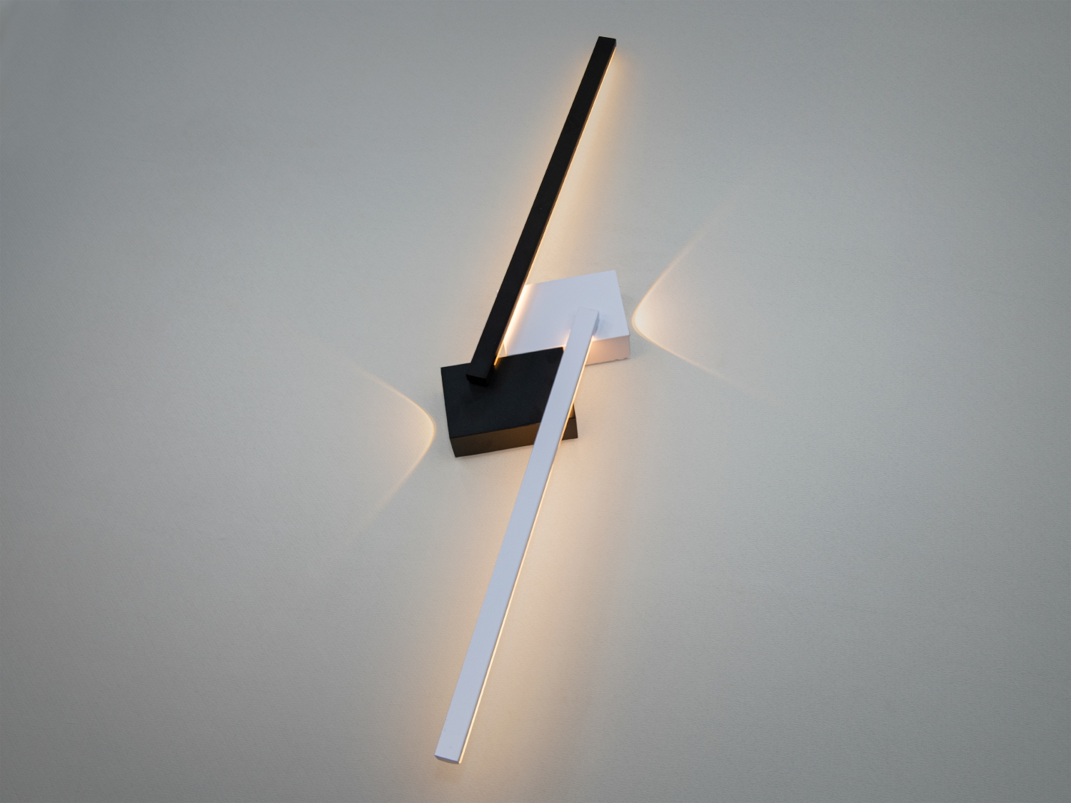 Настінний LED світильник у кабінет втілює мінімалізм та авангард в одній конструкції. Його виразна геометрична форма, що нагадує перетин строгих ліній, привертає увагу своєю унікальністю.