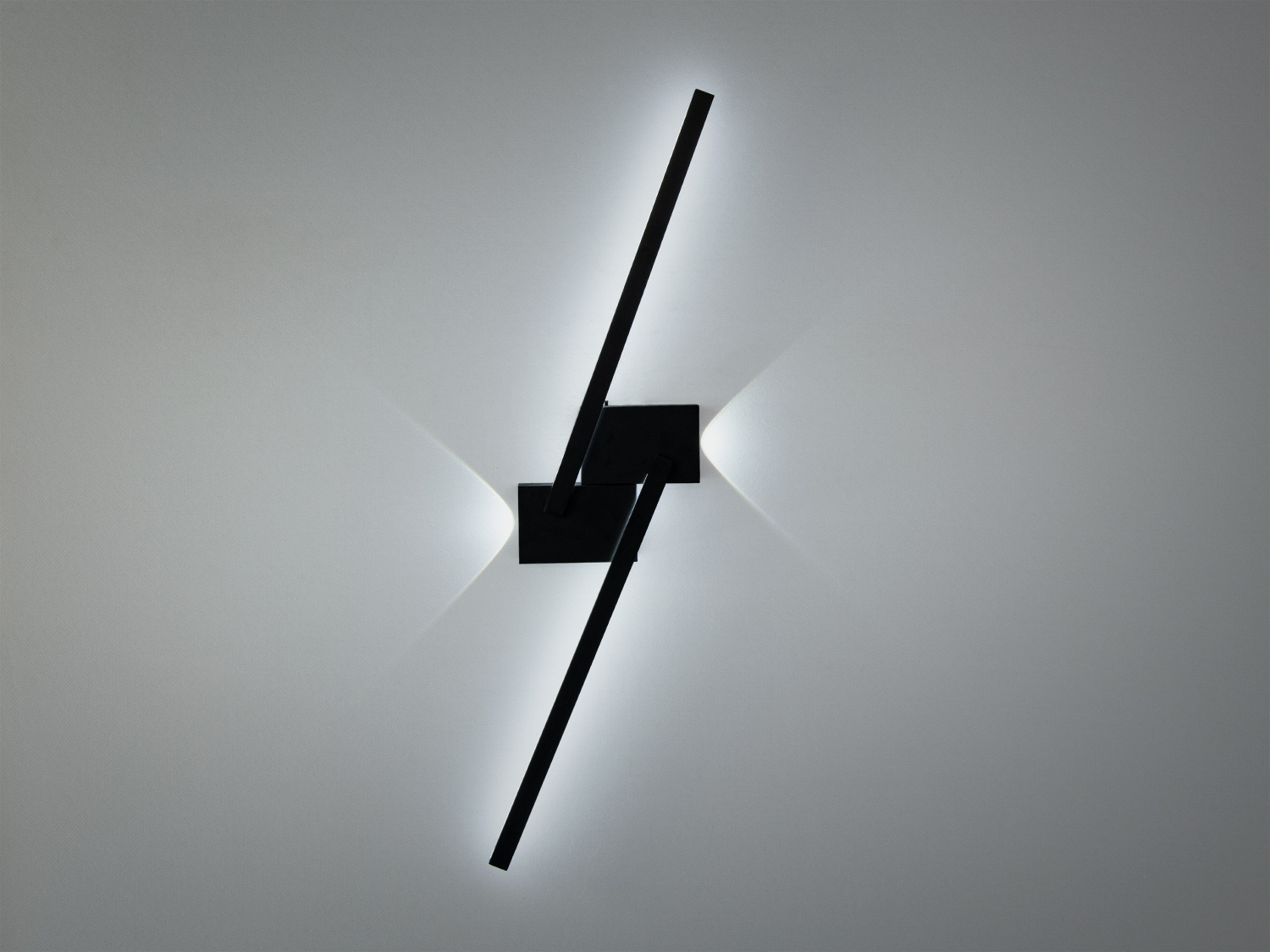 Стильний настінний світлодіодний світильник у чорному кольорі з регульованою кольоровою температурою. Ідеально підходить для сучасних інтер′єрів.