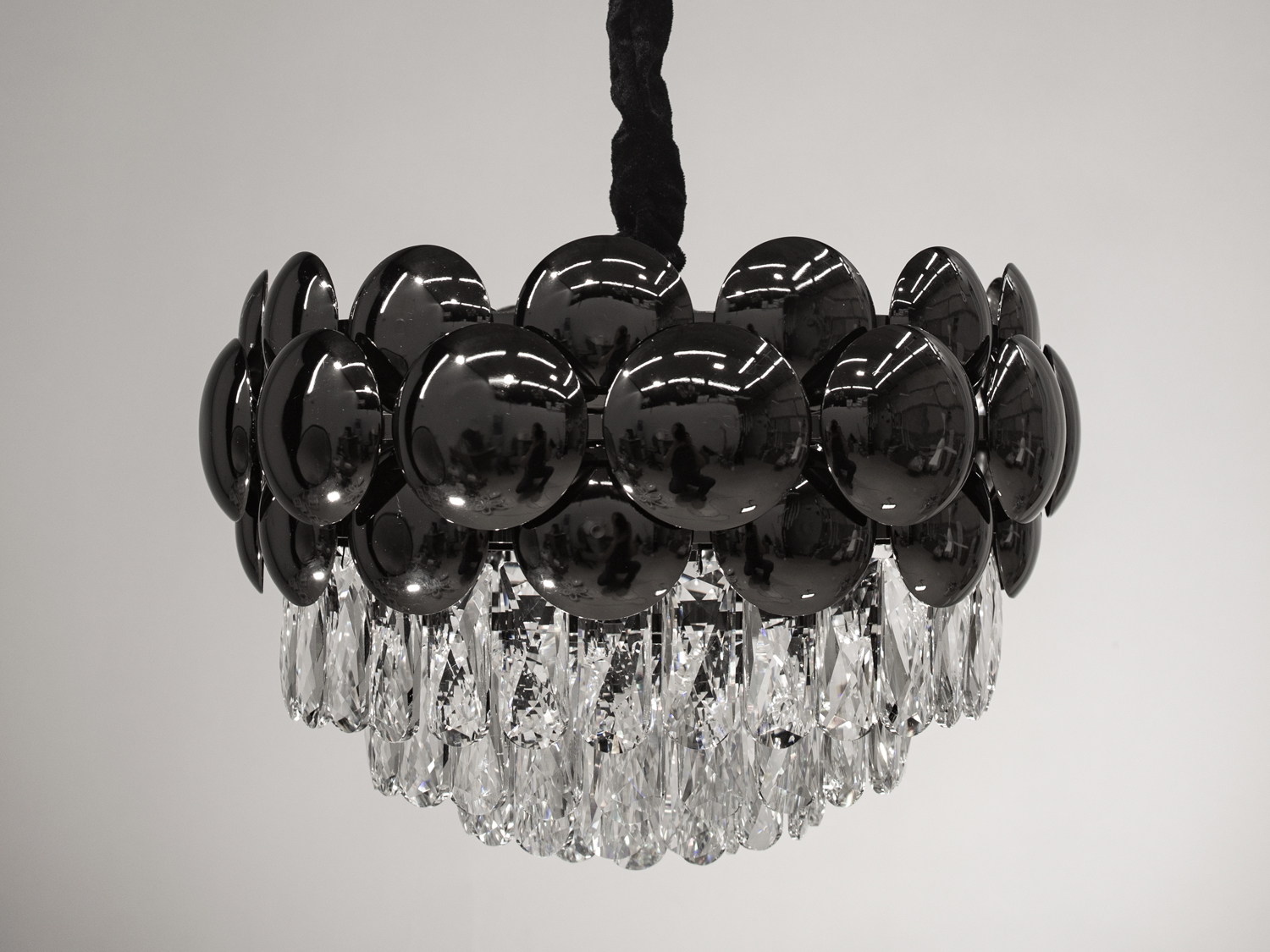 Кришталева люстра в сучасному стилі з металевим корпусом добре буде виглядати в інтер'єрі залу, вітальні, спальні, їдальні. Висота люстри регулюється, завдяки чому підходить для невеликих кімнат і низьких стель.&nbsp;У класичний інтер'єр вона вносить нотки сучасності, і легкої грайливості, а квартирі студії в стилі лофт дарує крапельку строгості і впорядкованості. Стельове кріплення на планку універсальне і підходить для навісних, натяжних і звичайних стель.&nbsp;Люстра-подвес під звичайні лампочки розжарювання, економки, або світлодіодні лампи з цоколем Е14.&nbsp;
Увага. Вага люстри більше 10кг.