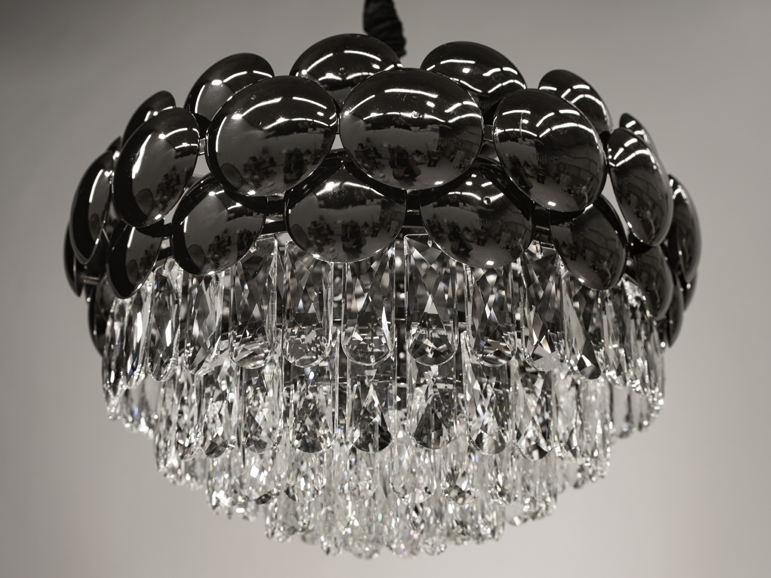 Сучасна кришталева люстра в спальню в сучасному виконанні з металевим корпусом добре буде виглядати в інтер'єрі залу, вітальні, спальні, їдальні. Висота люстри регулюється, завдяки чому підходить для невеликих кімнат і низьких стель.&nbsp;У класичний інтер'єр вона вносить нотки сучасності, і легкої грайливості, а квартирі студії в стилі лофт дарує крапельку строгості і впорядкованості. Стельове кріплення на планку універсальне і підходить для навісних, натяжних і звичайних стель.&nbsp;Люстра-подвес під звичайні лампочки розжарювання, економки, або світлодіодні лампи з цоколем Е14.&nbsp;
Увага. Вага люстри більше 10кг .