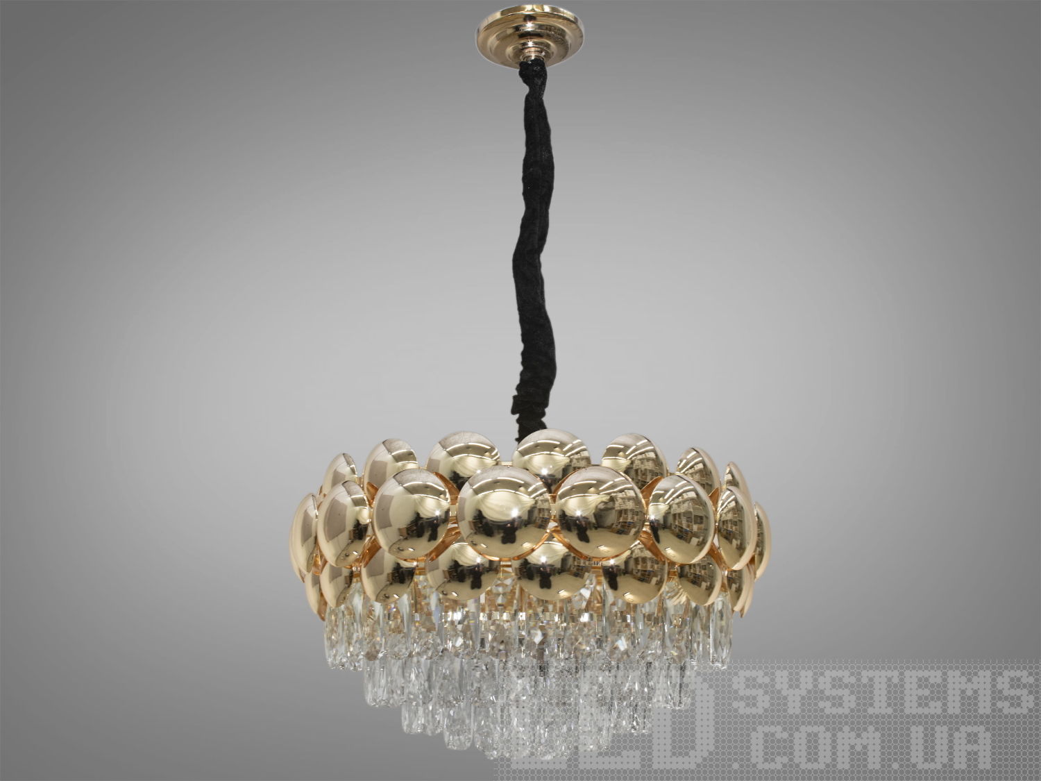 Кришталева люстра в вітальню в сучасному стилі з металевим корпусом добре буде виглядати в інтер'єрі залу, вітальні, спальні, їдальні. Висота люстри регулюється, завдяки чому підходить для невеликих кімнат і низьких стель.&nbsp;У класичний інтер'єр вона вносить нотки сучасності, і легкої грайливості, а квартирі студії в стилі лофт дарує крапельку строгості і впорядкованості. Стельове кріплення на планку універсальне і підходить для навісних, натяжних і звичайних стель.&nbsp;Люстра-подвес під звичайні лампочки розжарювання, економки, або світлодіодні лампи з цоколем Е14.&nbsp;
Увага. Вага люстри більше 10кг ..