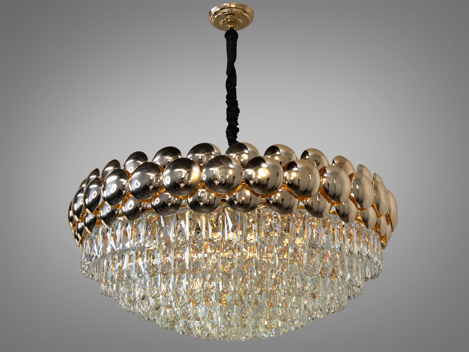 Кришталева підвісна люстра у вітальню – це не просто джерело світла, а справжня ювелірна прикраса інтерєру, створена для тих, хто цінує розкіш, виразну геометрію та блиск кришталю.