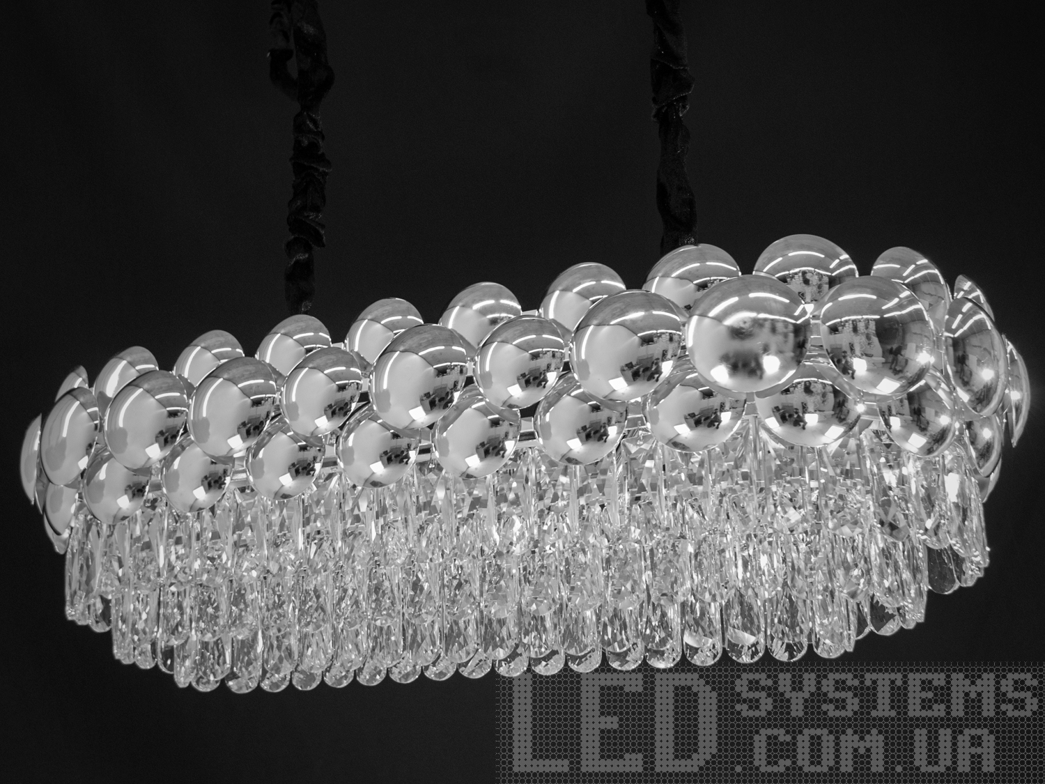 Повітряна кришталева люстра овальної форми для вітальні, їдальні, зали підходить також для довгастих кімнат. Пропорції овальних люстр ідеально гармонують із великими обідніми столами. Люстра спеціально розрахована так, що максимум яскравого світла потрапить на стіл, а решта місця приміщення наповниться м'яким світлом розсіяним кришталевими підвісками. Стельове кріплення на планку універсальне та підходить для навісних, натяжних та звичайних стель. Люстра-підвіс під звичайні лампочки розжарювання, економки або світлодіодні лампи з цоколем Е14.
Увага. Вага люстри понад 10кг.