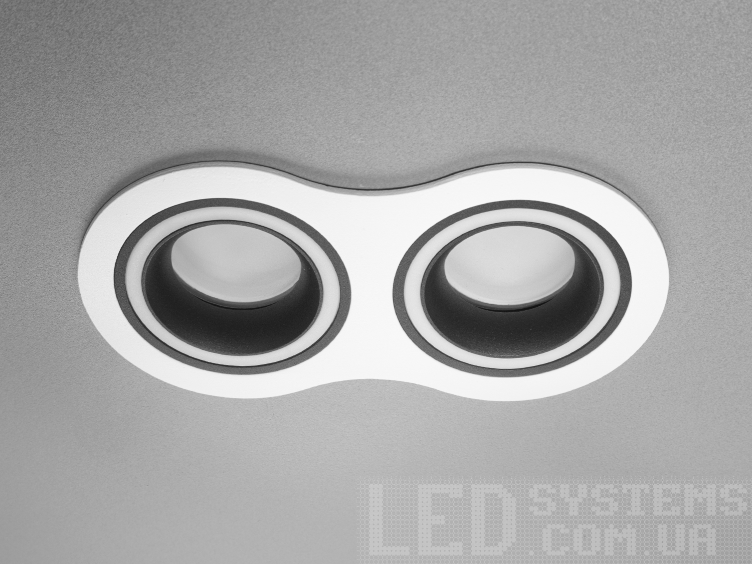 Сучасний здвоєний точковий світильник з алюмінію, пофарбований у нейтральний білий колір із чорними вставками, є справжнім шедевром дизайну від ТМ 