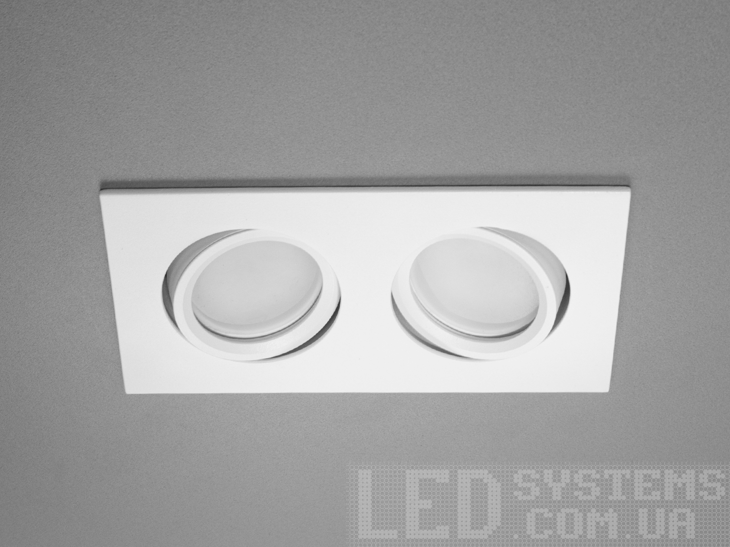 Здвоєний поворотний світильник Diasha серії ′Aluminium′ — стильний та функціональний вибір для сучасних інтер′єрів. Ідеальний для житлових і комерційних приміщень.