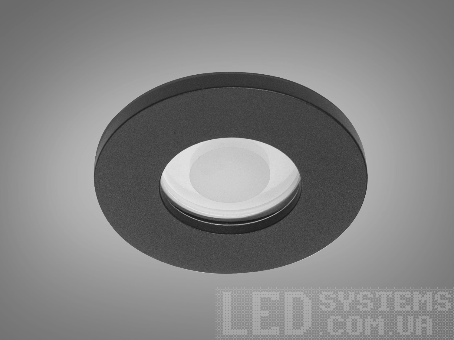 Цей точковий світильник на алюмінієвій основі представляє собою сучасний акцент в освітлювальному дизайні. Виконаний у глибокому чорному кольорі, який контрастує з яскравим світлом лампи всередині, цей світильник є виразом елегантності та функціональності. Його кубічна форма з м'якими округлими краями та вгнутим центром додає геометричної глибини та візуального інтересу до будь-якого простору, в якому він використовується.
Світильник є практичним рішенням для різних сценаріїв освітлення, від робочих місць до виставкових залів.
Алюмінієва основа забезпечує довговічність та стійкість до зносу, а також ефективно розсіює тепло, що випромінюється лампою. Це підвищує ефективність світильника та продовжує термін служби встановлених світлодіодних ламп.
Цей світильник легко вписується в різноманітні стилі інтер'єру, від мінімалістичних і сучасних до більш традиційних та класичних, де чисті лінії та прості форми цінуються найбільше. Він може бути використаний як основне джерело світла або як допоміжне освітлення в приватних домівках, комерційних просторах, таких як бутіки та офіси, а також в громадських місцях, де потрібно ефективне та гнучке освітлення.
Лампа до комплекту не входить.&nbsp;