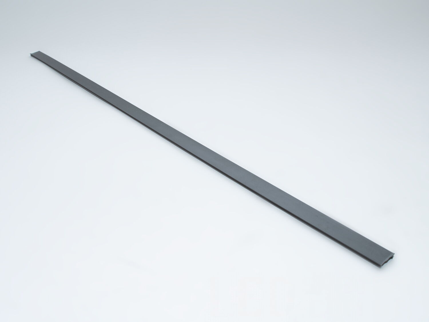 Заглушка для треку, застосовується на етапі монтажу треків, що вбудовуються. Захищаючи від забруднення контактів треку при монтажних роботах.&nbsp;
Також можна використовувати для заповнення проміжків між світильниками.