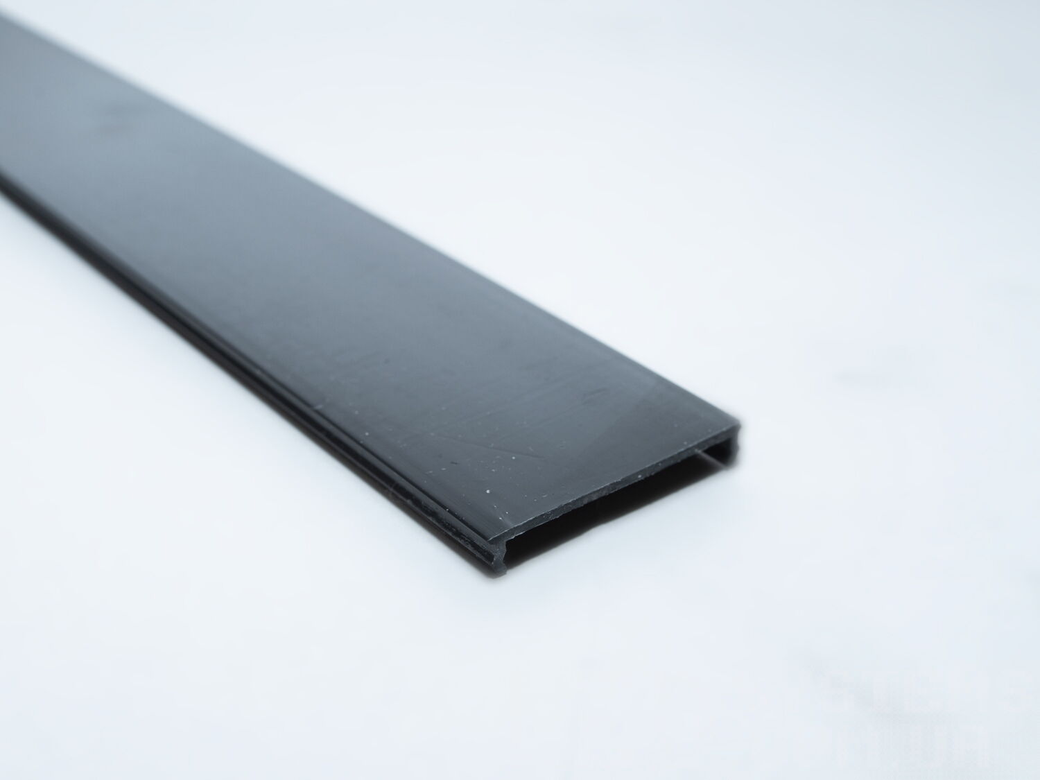 Заглушка для треку, застосовується на етапі монтажу треків, що вбудовуються. Захищаючи від забруднення контактів треку при монтажних роботах.&nbsp;
Також можна використовувати для заповнення проміжків між світильниками.