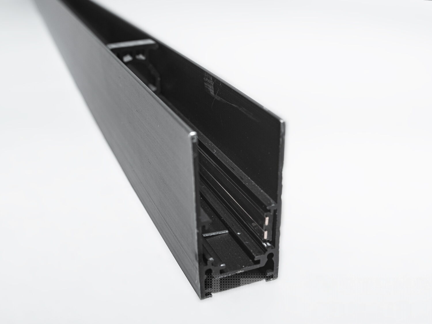 Рейлінг-шинопровід Diasha QY-CX102B — ідеальне рішення для магнітних трекових систем. Висока якість та універсальність для сучасних інтер′єрів.