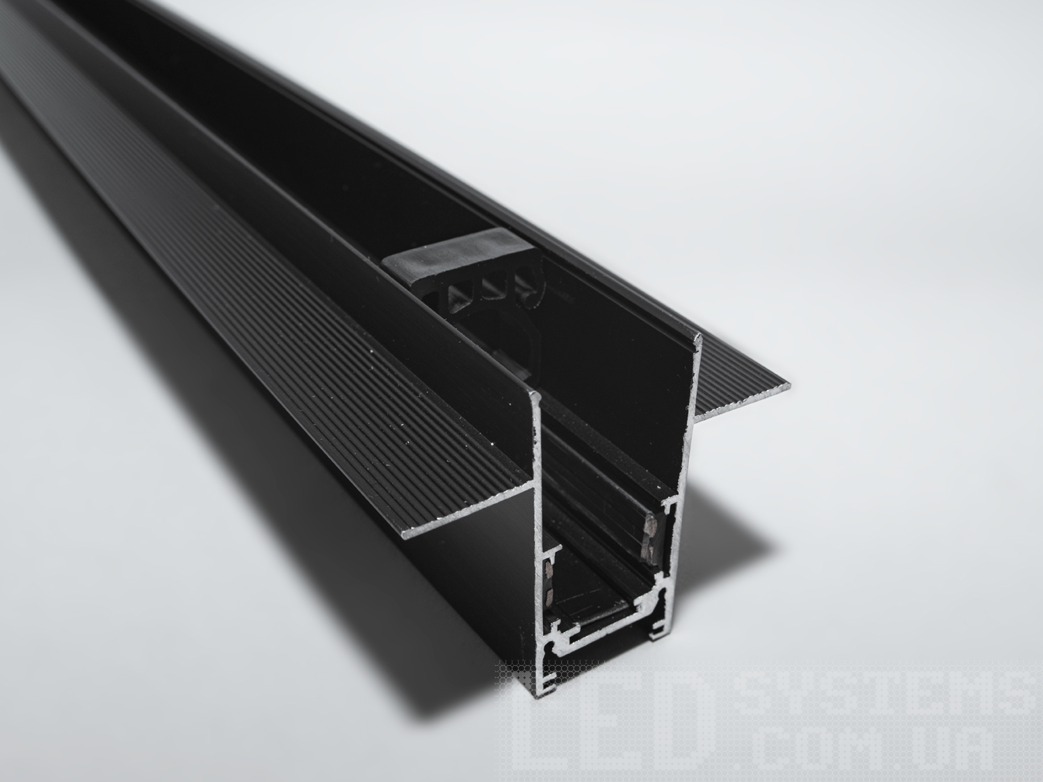 &nbsp; &nbsp;Шинопровод для магнитной трековой системы специально разработан для скрытого монтажа. Трек не выступает из поверхности потолка или стены. &nbsp; &nbsp;Монтаж треков данного типа выполняется на этапе сборки каркаса для гипсокартона. С тыльной стороны крылышек трека подводятся торцы CD-профиля, и прикручиваются через трек саморезами по металу. Затем на наружную поверхность крыльев укладывается лист гипсокартона и притягивается также саморезами по металу.&nbsp; &nbsp;Шинопровод состоит из двух пар проводников. Одна пара для питания светильников. Вторая, резервная, для подключения управления светильниками, например, с помощью контроллеров стандарта DALI.&nbsp; &nbsp;Шинопровод рассчитан на использование напряжения питания 48в. В конструкции использованы шины прямоугольного сечения, которые обеспечивают большую площадь сечения проводника, и лучший контакт, чем шины с круглым сечением.
&nbsp; &nbsp;Благодаря использованию стандартного профиля для системы 48в, можно комбинировать треки и светильники разных производителей в одной системе.