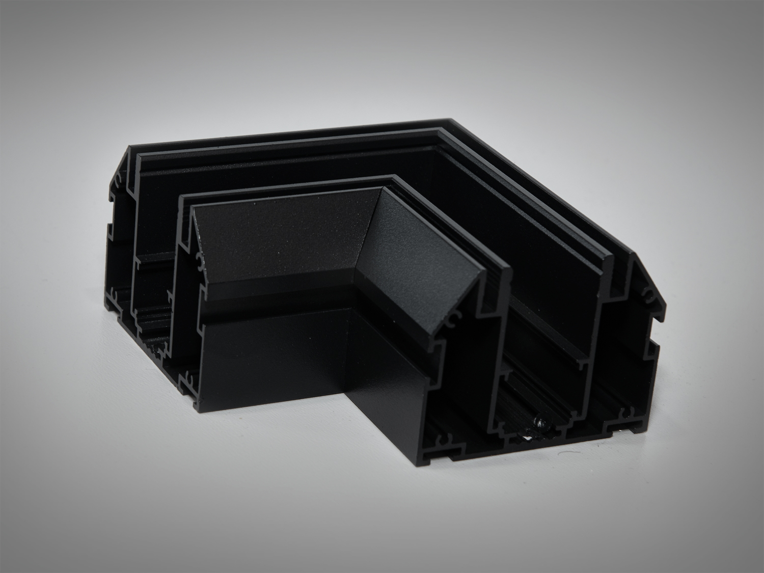 Готовий кутовий елемент (з'єднувач) треків дозволяє без додаткових складнощів отримати естетичне з'єднання треків.

При продовженні лінії живлення за сполучним елементом необхідно використовувати гнучкі з'єднувачі, які ви можете вибрати в розділі &laquo;Комплектуючі для магнітної трекової системи&raquo;

Завдяки використанню стандартного профілю для системи 48в, можна комбінувати треки та світильники різних виробників в одній системі.