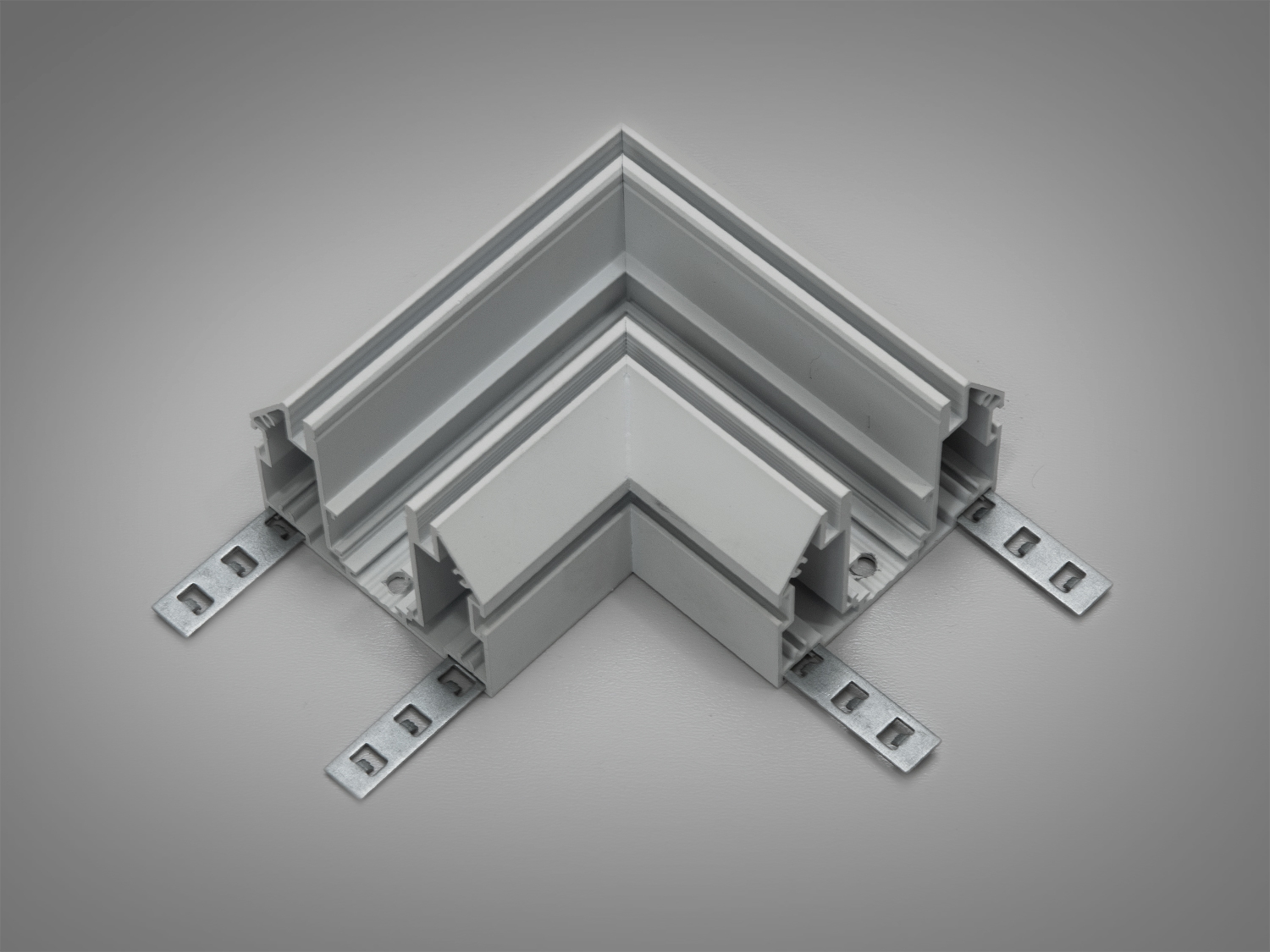 Готовий кутовий елемент (з'єднувач) треків дозволяє без додаткових складнощів отримати естетичне з'єднання треків.

При продовженні лінії живлення за сполучним елементом необхідно використовувати гнучкі з'єднувачі, які ви можете вибрати в розділі &laquo;Комплектуючі для магнітної трекової системи&raquo;

Завдяки використанню стандартного профілю для системи 48в, можна комбінувати треки та світильники різних виробників в одній системі.