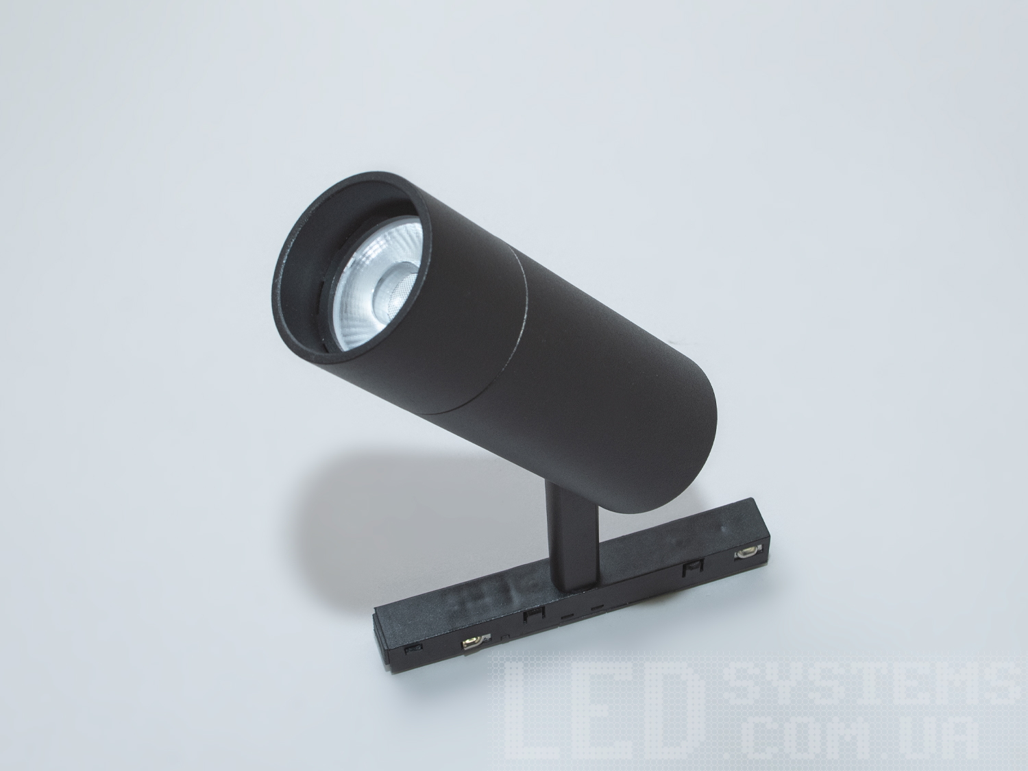 Магнітний трековий поворотний світильник, 10 Вт. Його можливість точно спрямовувати світло, стильний вигляд і зручність у використанні роблять його ідеальним вибором як для житлових, так і для комерційних приміщень.