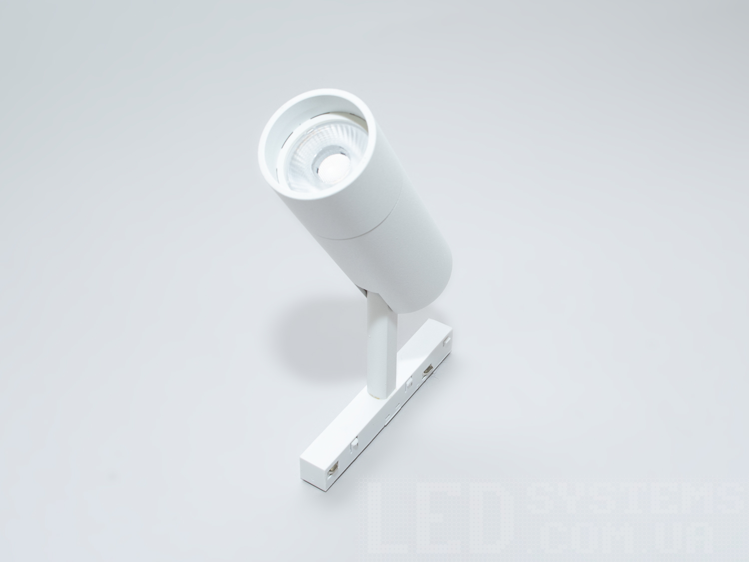 Білий трековий LED світильник з поворотним механізмом, 10 Вт. Завдяки поворотному механізму трековий світильник можна легко налаштувати для освітлення певної ділянки чи обєкта. Це робить його універсальним вибором для приміщень із різними потребами.