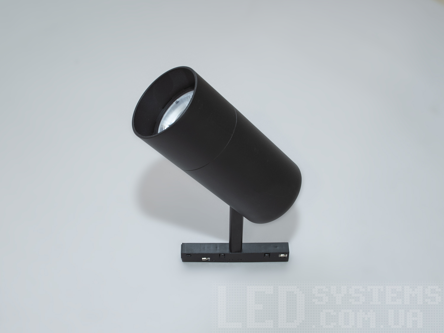 Магнітний трековий поворотний світильник, 24 Вт, чорний. Оснащений сучасною LED технологією, цей світильник не тільки енергоефективний, але й має тривалий термін служби, що робить його практичним та економічним вибором для сучасного споживача, який цінує якість та дизайн.