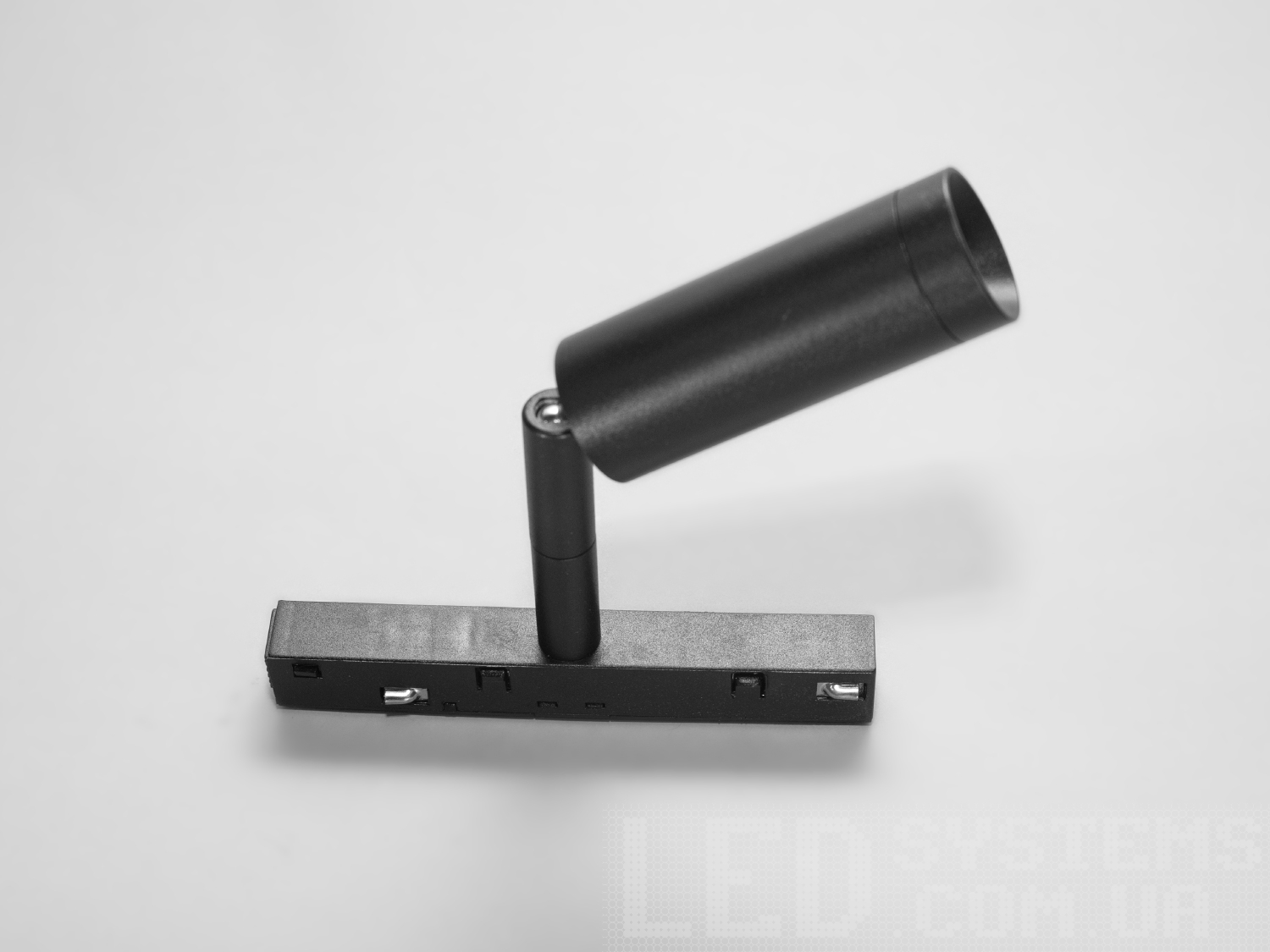 Магнітний трековий поворотний світильник, 5 Вт. Трековий лед світильник – не лише предмет функціональності, але й творець емоцій, памятних моментів і неповторної атмосфери.