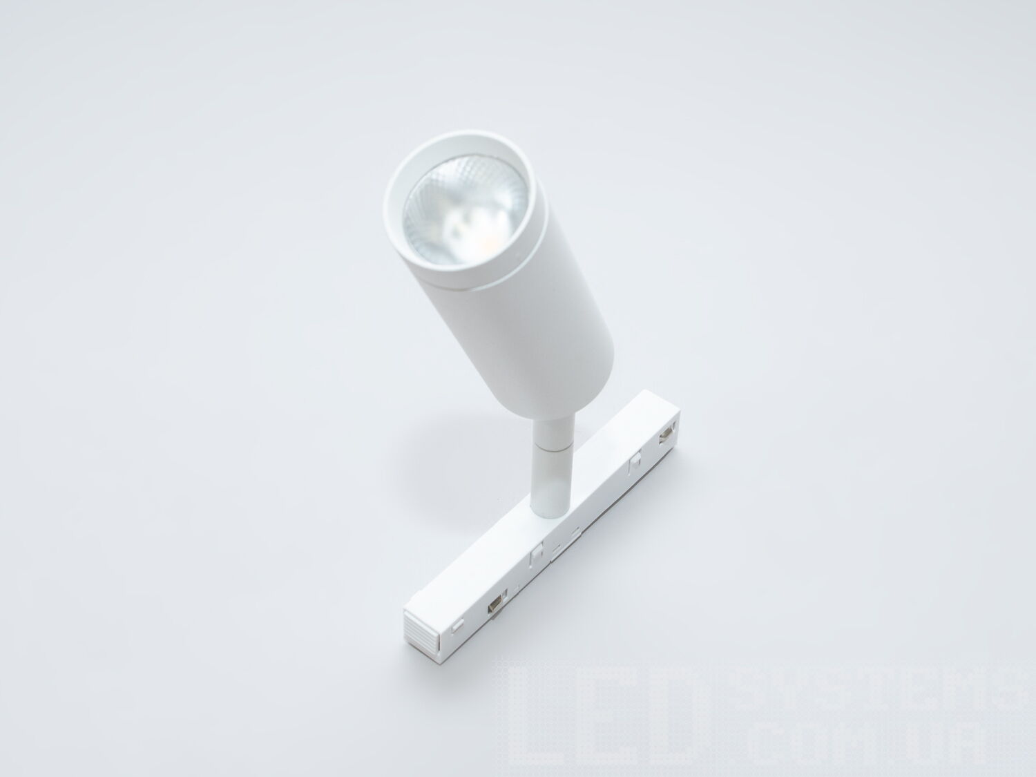 Трековий LED світильник з поворотним механізмом, 7 Вт. Сумісність зі стандартним профілем для 48В системи надає цьому світильнику майже універсальну гармонію, дозволяючи йому стати частиною більшої світлової симфонії, разом з іншими світильниками різних виробників.