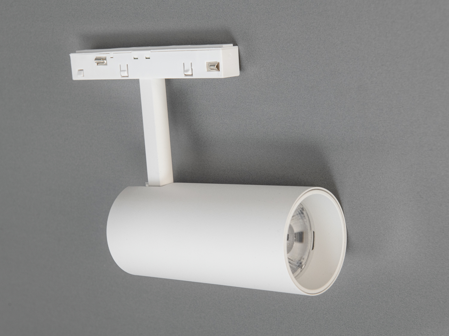 Магнітний трековий поворотний світильник, 18 Вт, чорний. Оснащений сучасною LED технологією, цей світильник не тільки енергоефективний, але й має тривалий термін служби, що робить його практичним та економічним вибором для сучасного споживача, який цінує якість та дизайн.