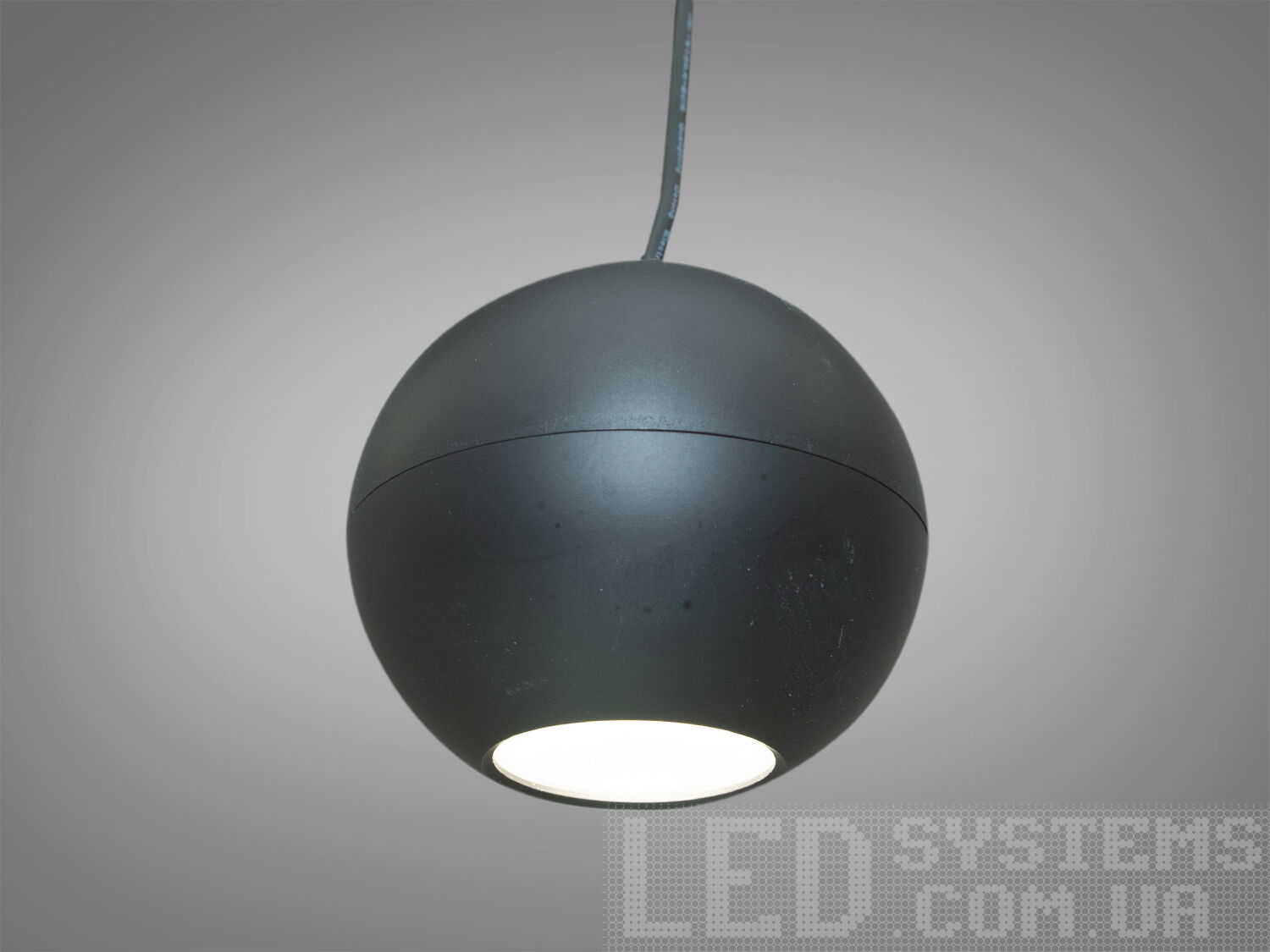 Чорний підвісний магнітний трековий світильник LED, 10 Вт. Він пропонує користувачеві не просто освітлення, а можливість створювати і змінювати освітлені сцени за бажанням, адаптуючи простір під настрій, подію або конкретну діяльність.