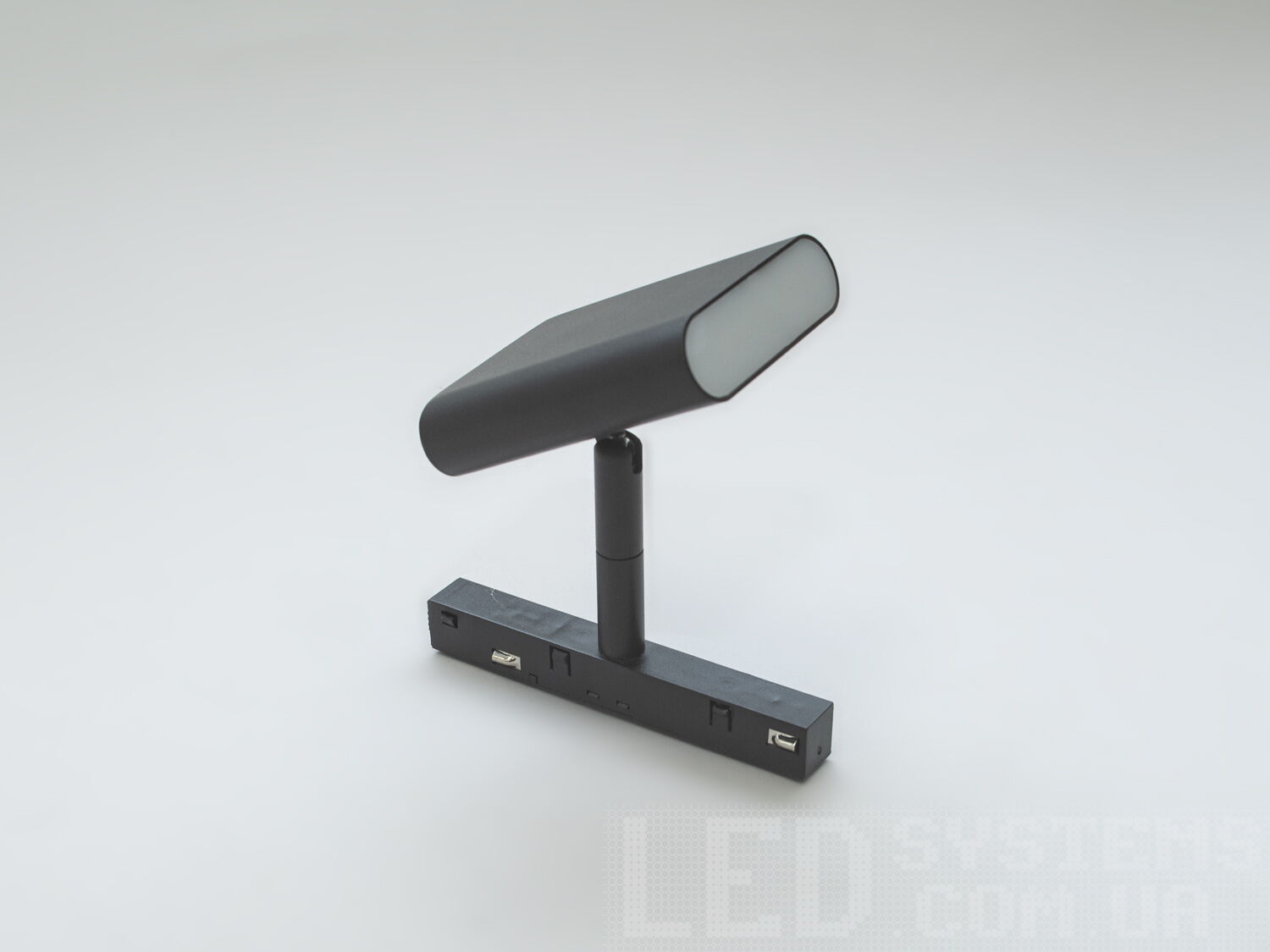 Поворотний світлодіодний магнітний трековий світильник, 10 Вт. Є взірцем сучасного дизайну та технічної досконалості, що дозволяє втілити в життя найсміливіші дизайнерські ідеї, створюючи не лише функціональне, але й естетично привабливе освітлення простору.