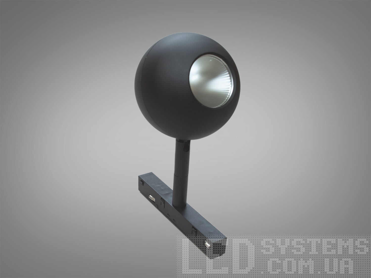 Поворотний світлодіодний магнітний трековий світильник, 10 Вт. Трековий світильник є вишуканим, універсальним та ефективним варіантом освітлення, підходящим для різних завдань фокусованого освітлення. Регульована природа в поєднанні зі стандартним профілем для легкої інтеграції робить його практичним вибором як для комерційних, так і для житлових потреб освітлення.