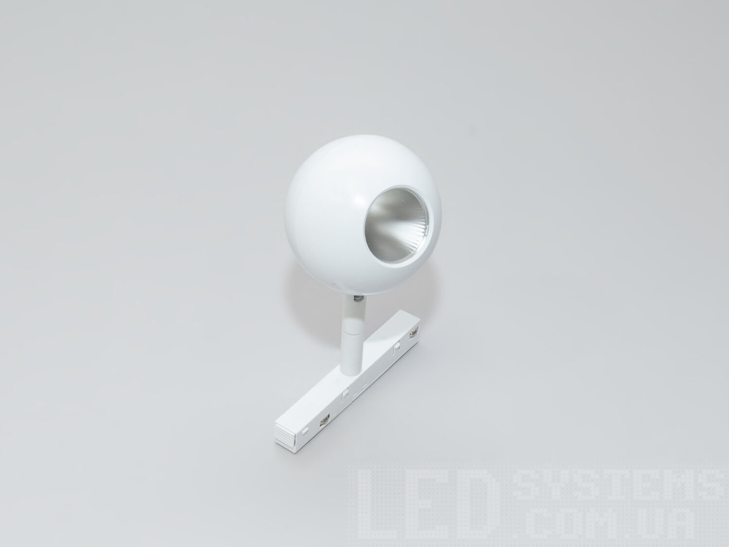 Поворотний магнітний трековий світлодіодний світильник, 10 Вт. Сумісність зі стандартним профілем для 48В системи надає цьому світильнику майже універсальну гармонію, дозволяючи йому стати частиною більшої світлової симфонії, разом з іншими трековими світильниками різних виробників.