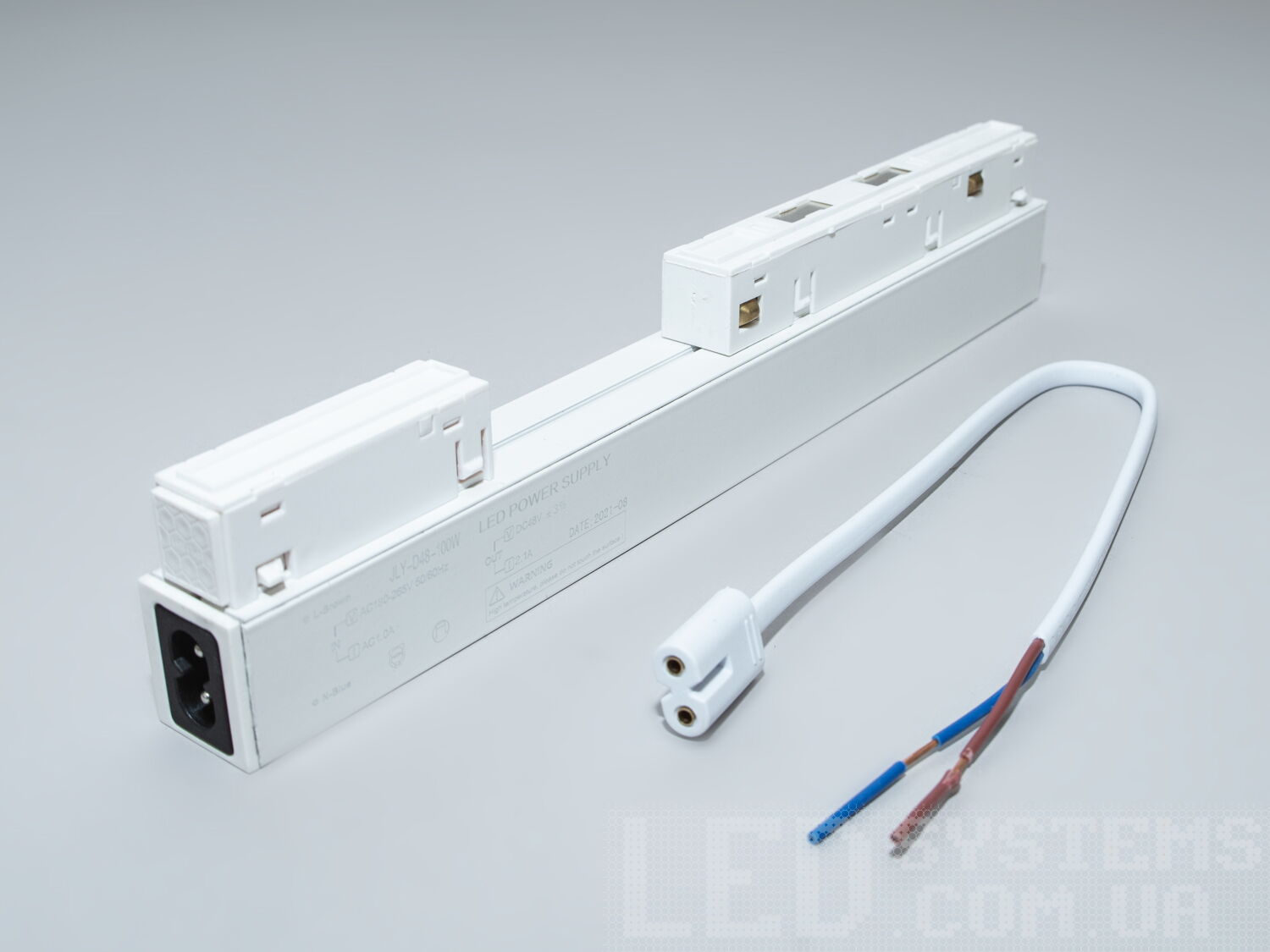 Блок живлення для магнітної трекової системи, 100Вт. Сучасні блоки живлення для магнітної трекової системи зазвичай мають компактні розміри для зручності монтажу і можуть бути вмонтовані безпосередньо в саму шину або встановлені на відстані в технічних приміщеннях чи підвісних стелях.